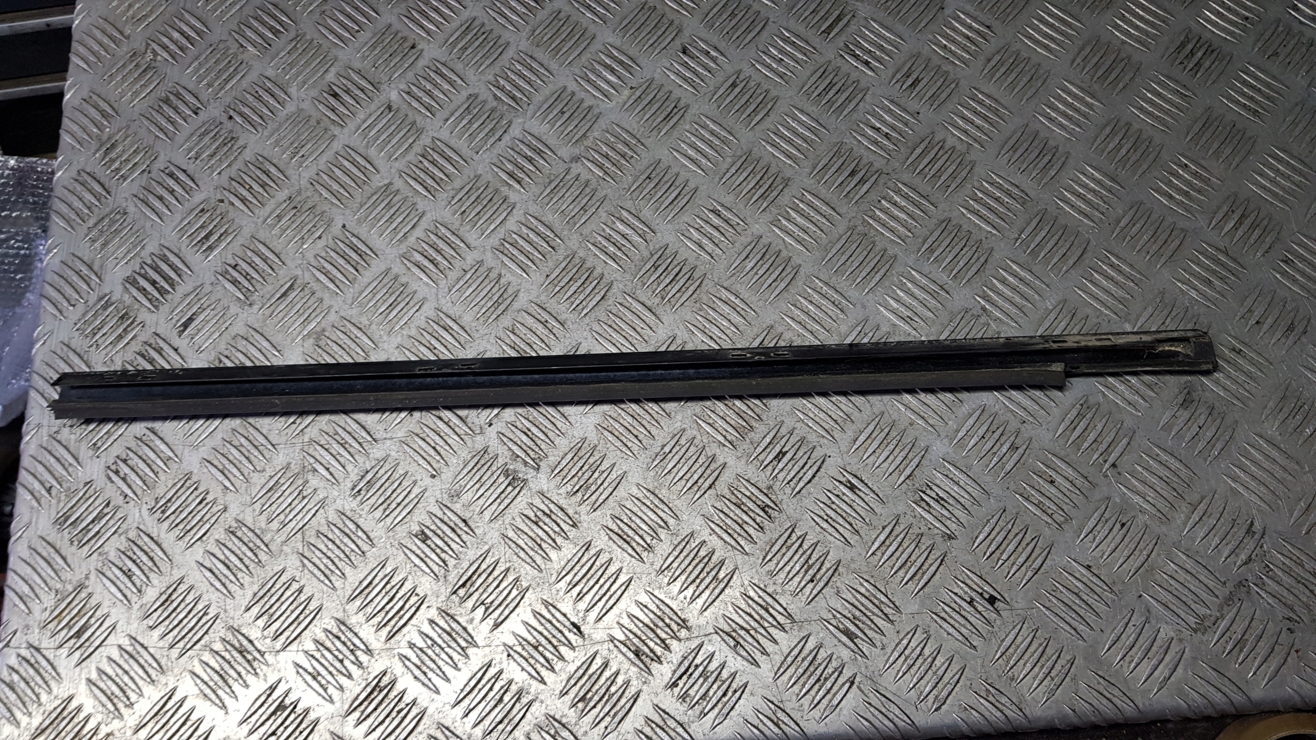 MERCEDES W203 COUPE moulding dust windows left