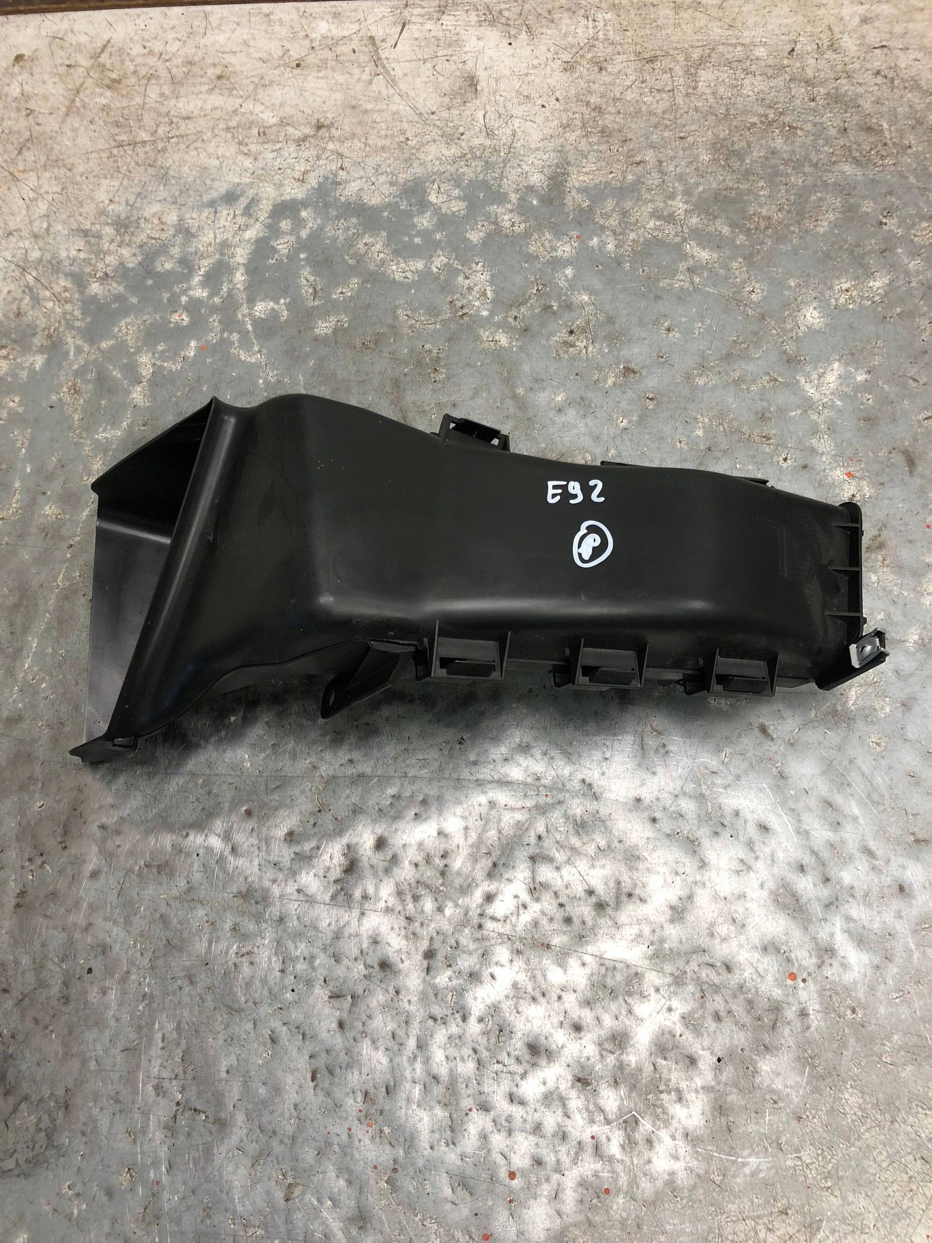 přívod VZDUCHOVÁ TROUBA BMW E92 8045361