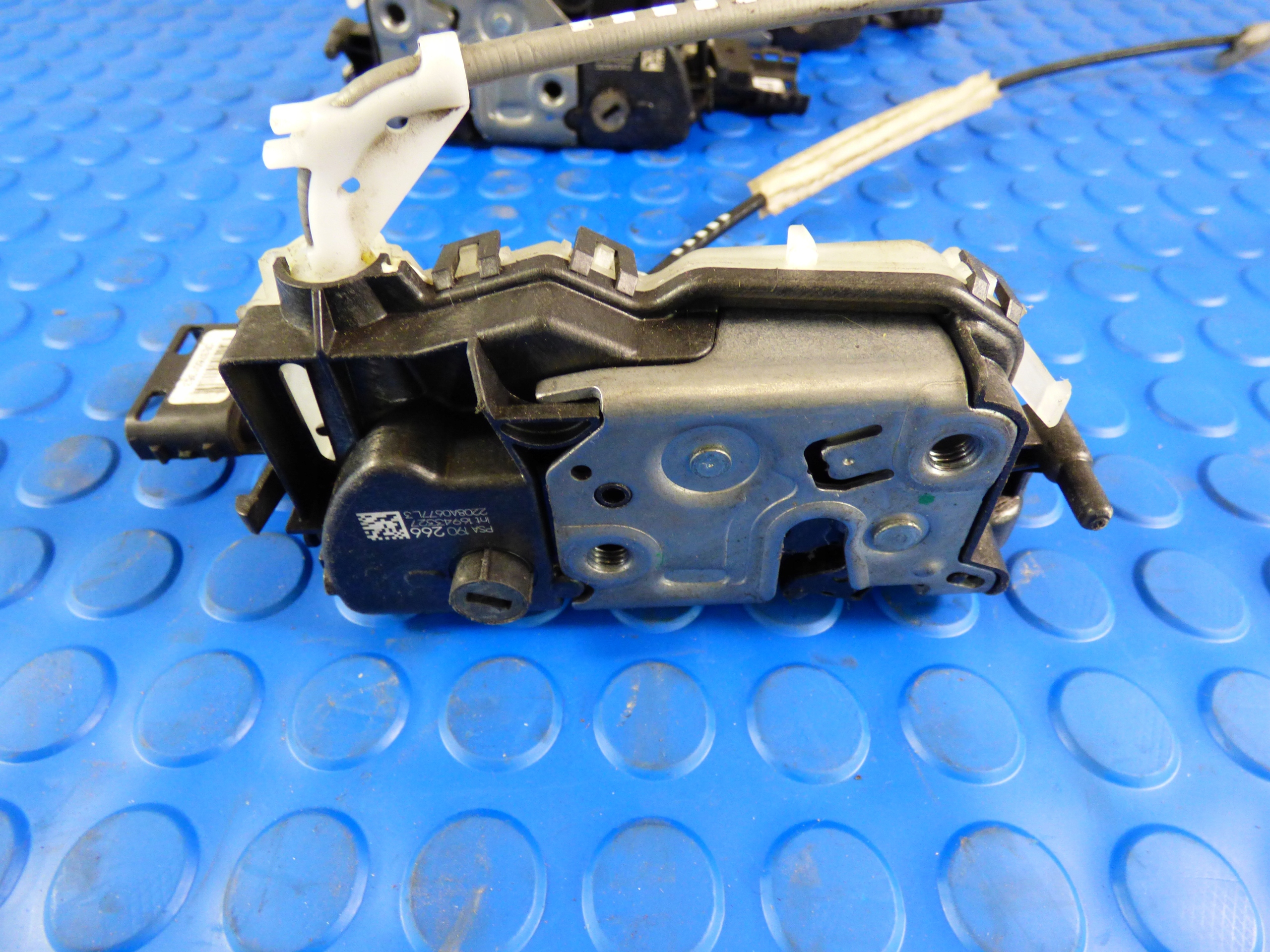 lock door right left rear part 6PIN PEUGEOT 301