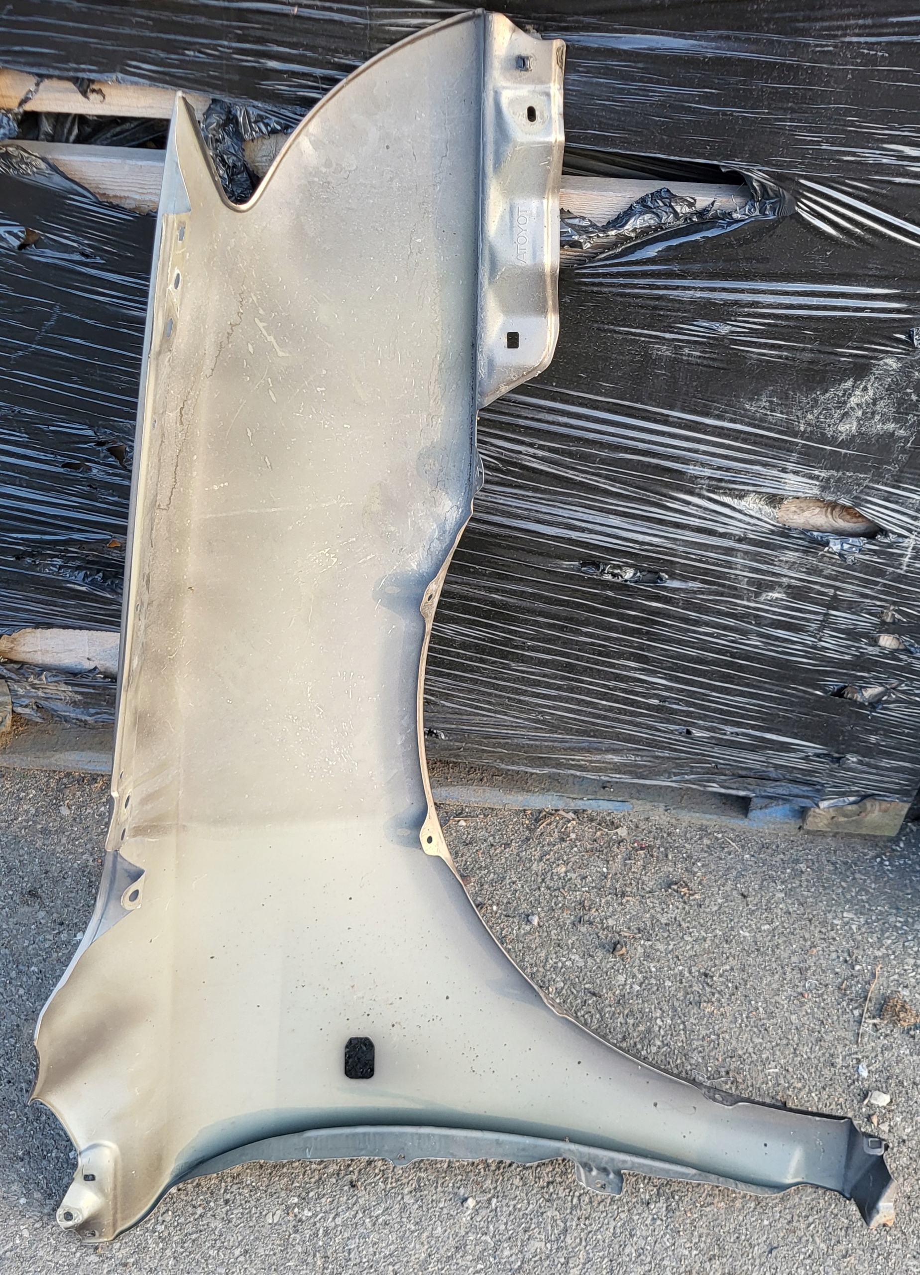 fender left front TOYOTA AVENSIS T25 OE