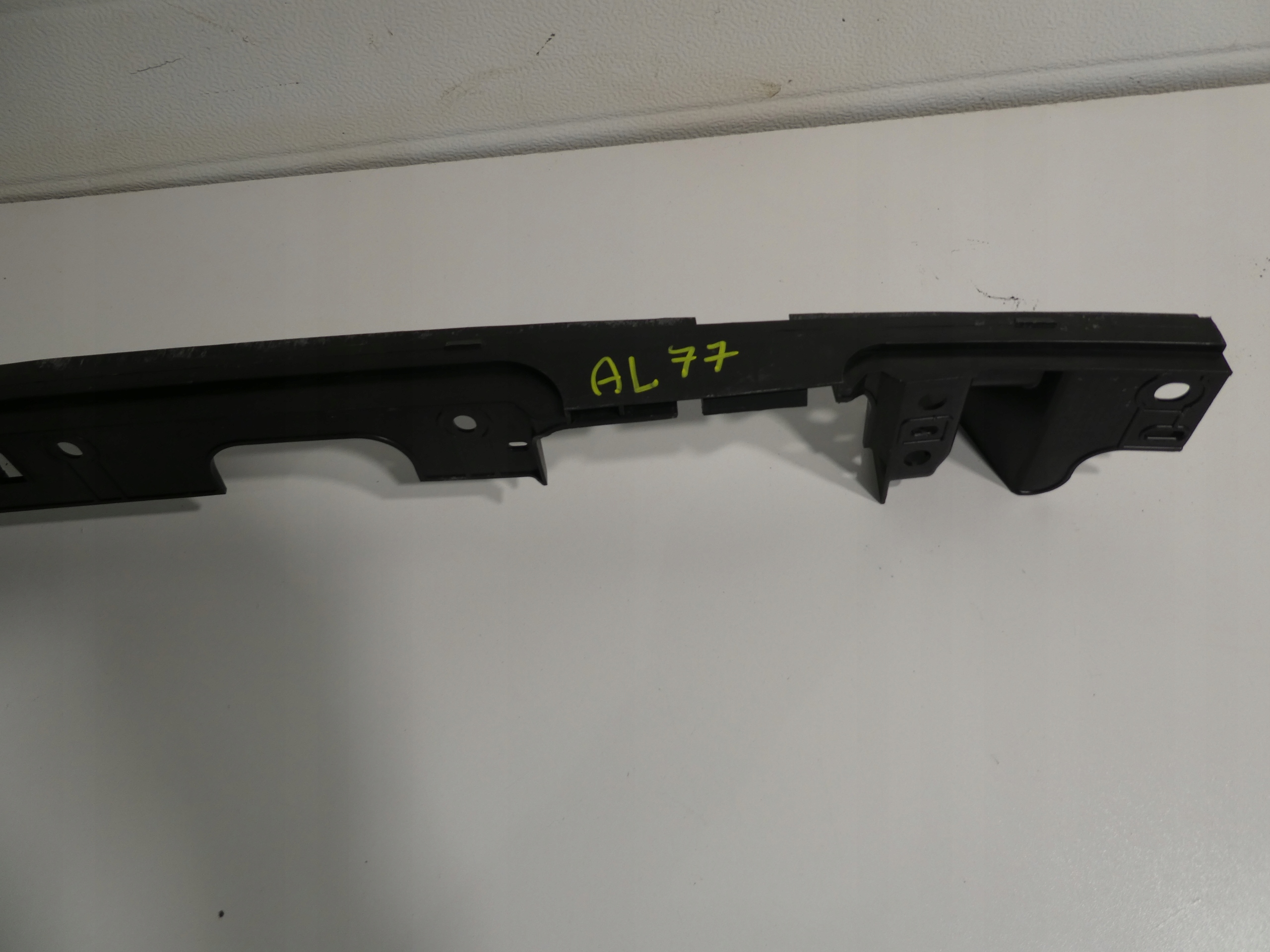 bumper bracket rear part central VW T5 7H0807723