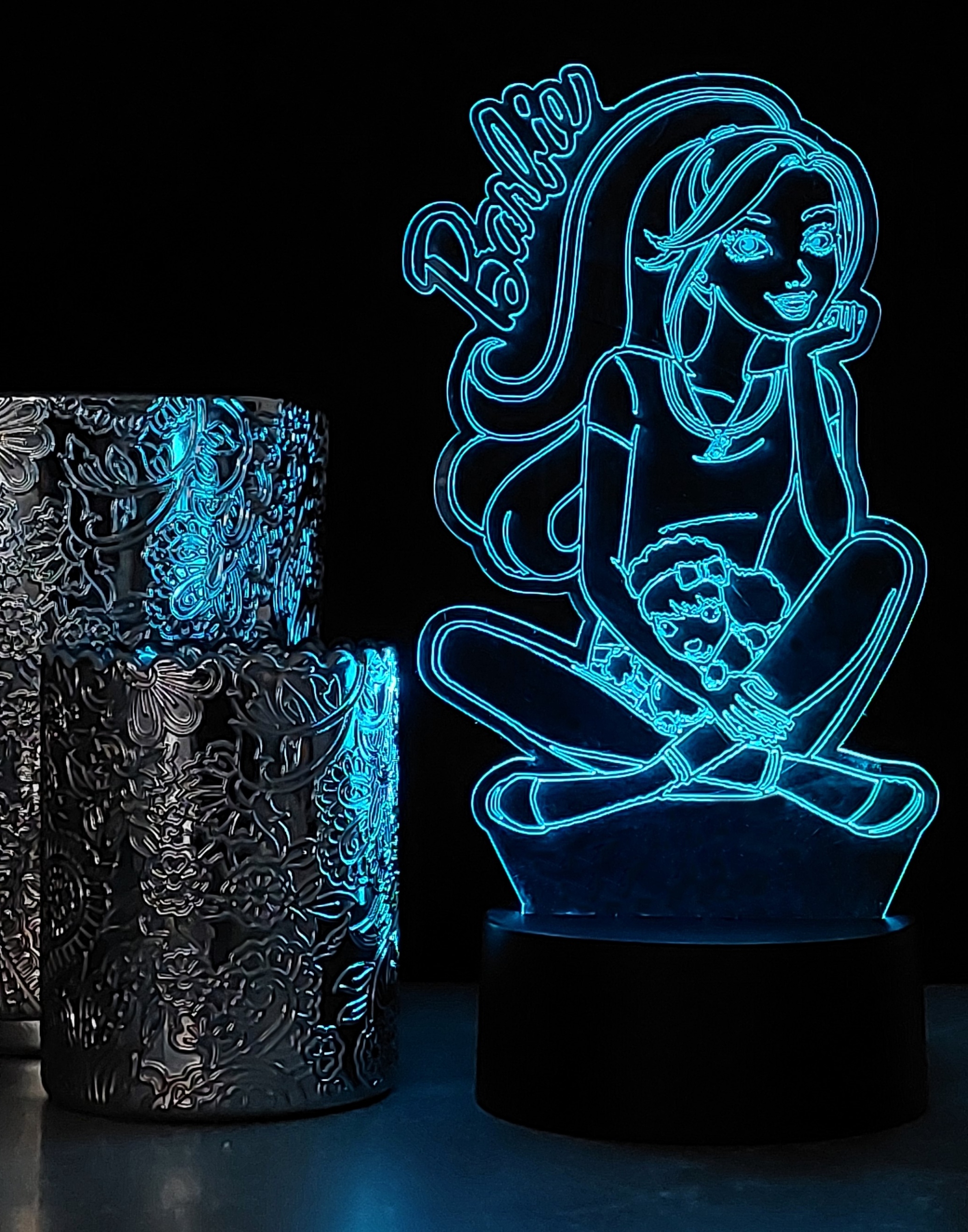 LAMPKA NOCNA BARBIE 3D LED RGB PILOT NA PREZENT Długość/wysokość 20 cm