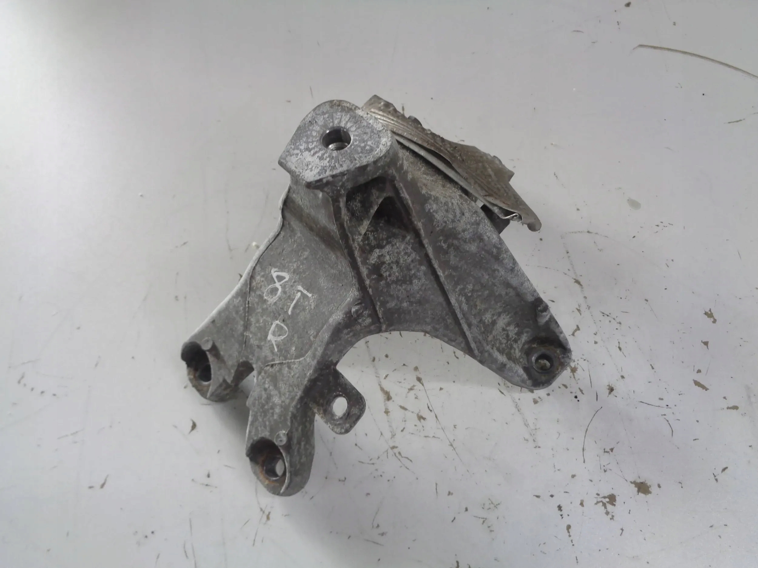 AUDI A4 B8 A5 8T SUPPORT SUPPORT PLAQUE MOTEUR 8K0199308EE