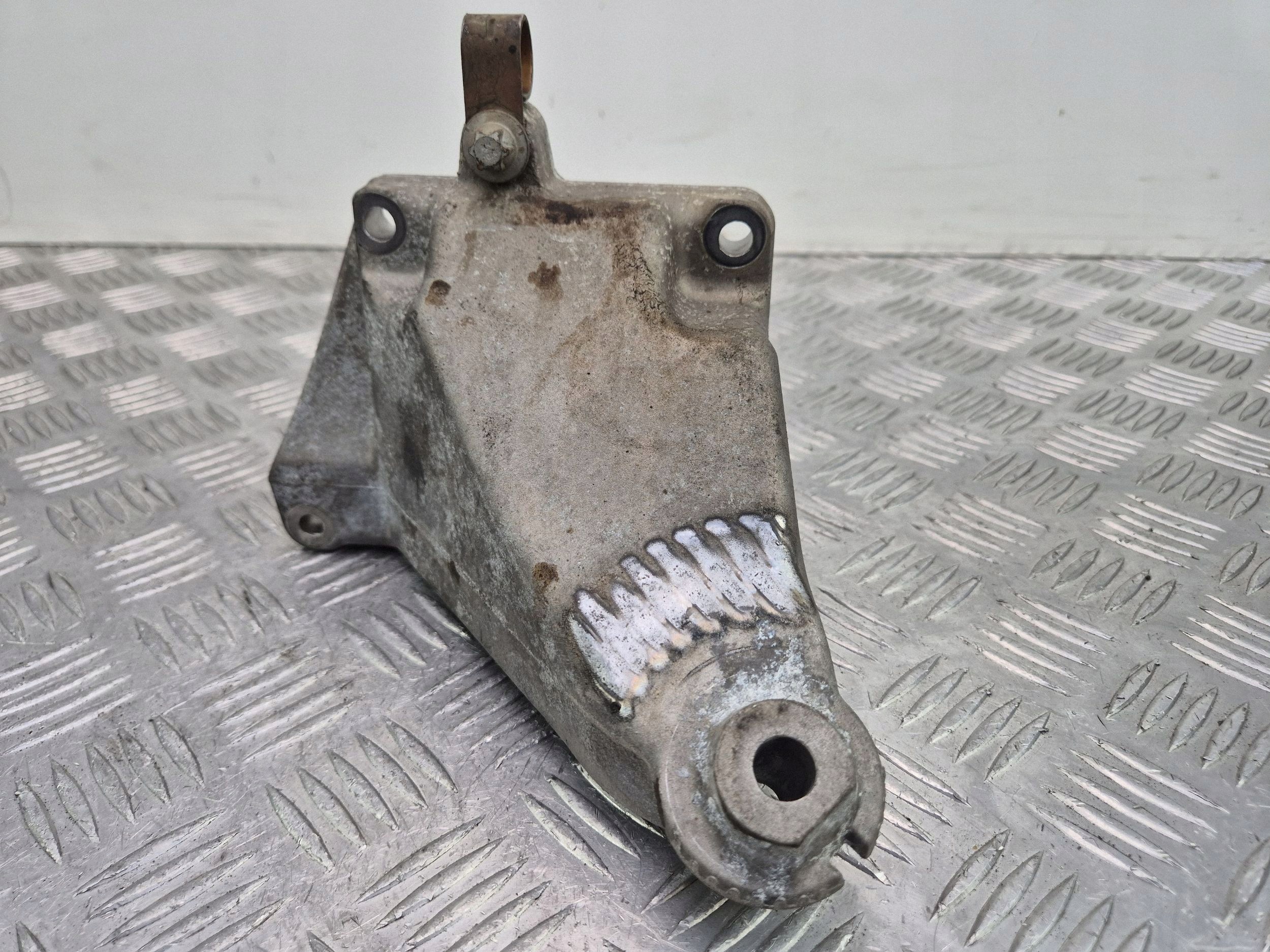 engine mount Mercedes C300 W204 A2722231504 M272.947