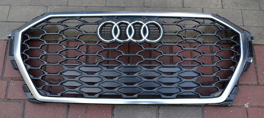 решетка радиатора Q3 83F s хорошее состояние