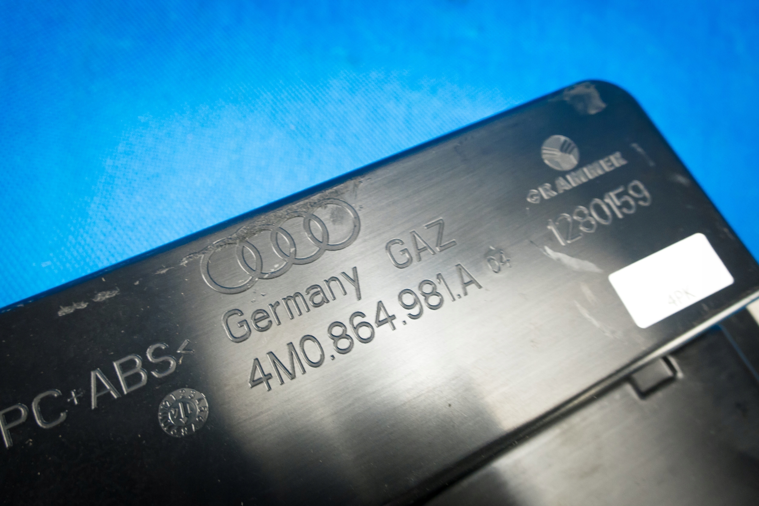 Handschuhfach Abdeckung, Hutablage podlokietnika Audi Q7 4M 4M0864981A