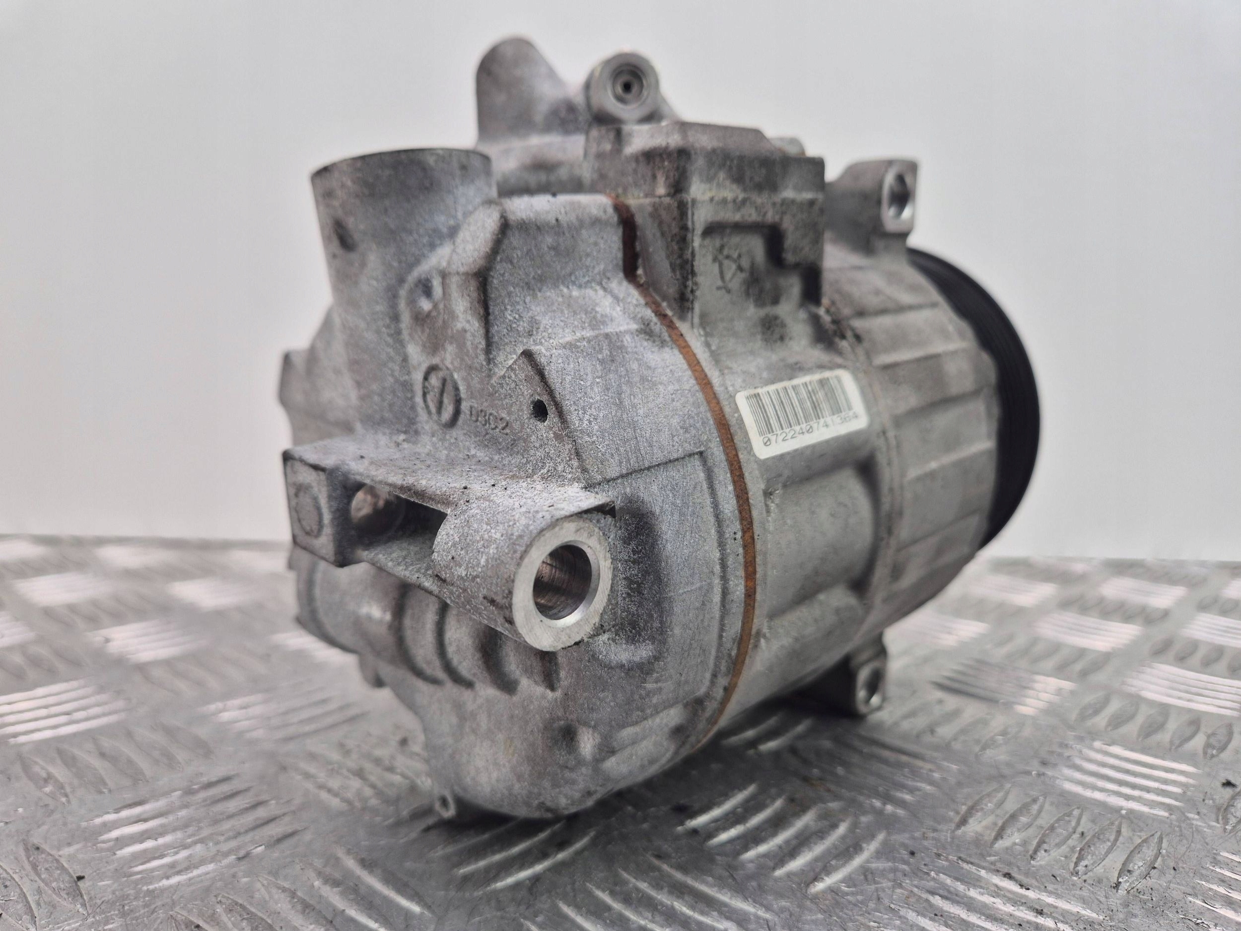 Mercedes E200 CGI W212 compressor; compressor of the air conditioning A0022304511