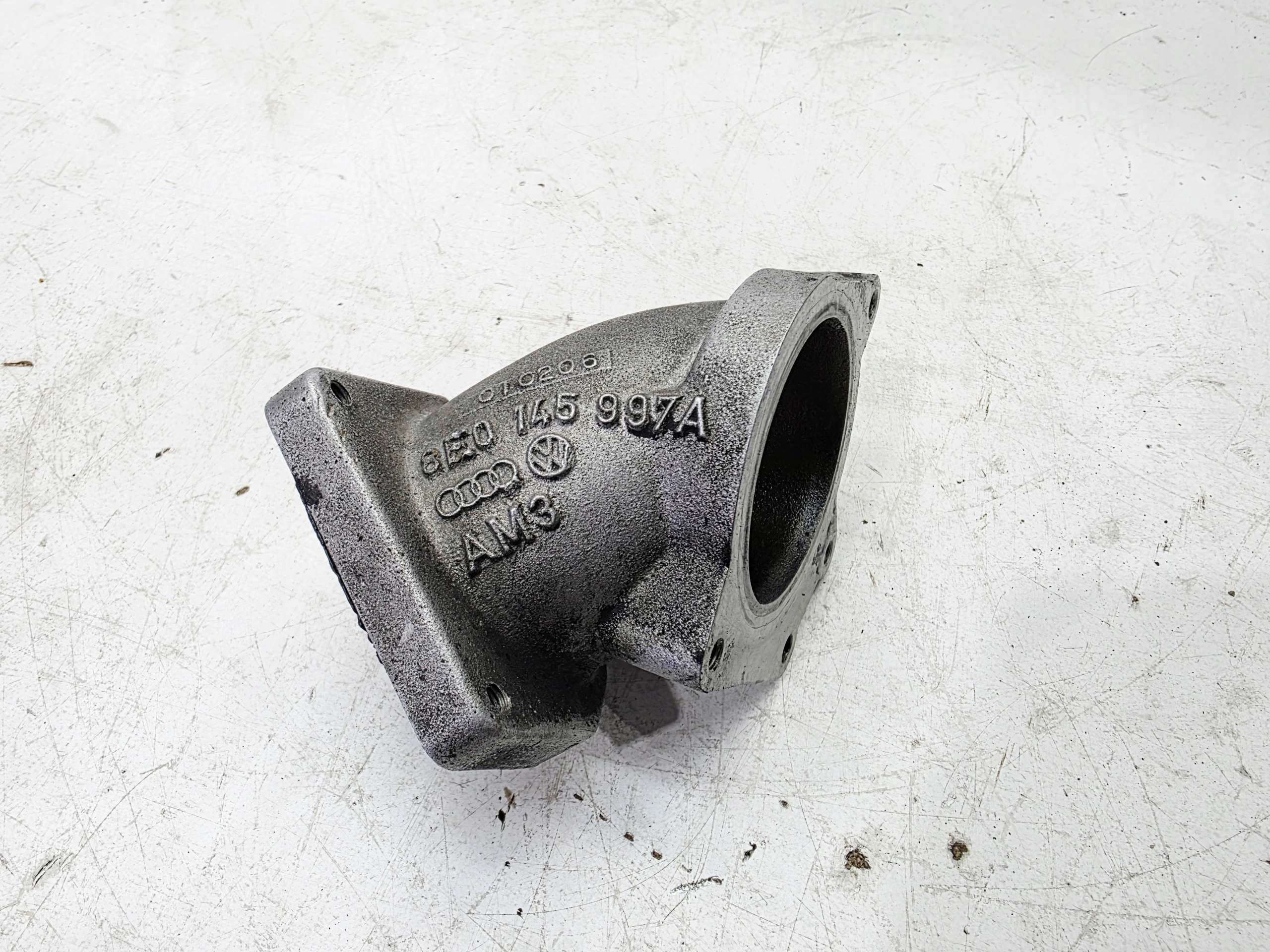 Rohrbogen PRZEPUSTNICY AUDI A4 B7 2.7 3.0 TDI 8E0145997A