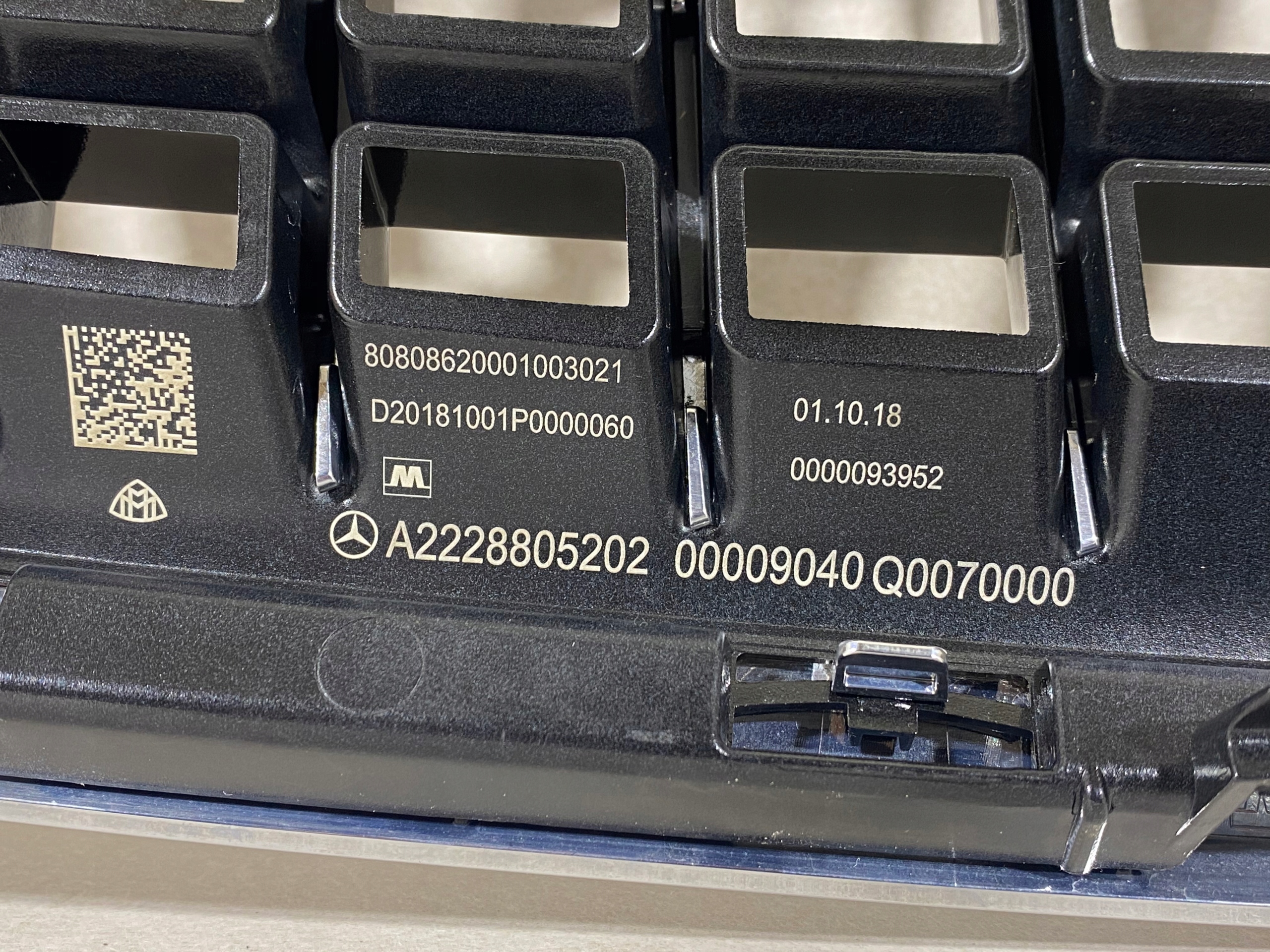 MERCEDES MAYBACH W222 ATRAPA GRILL LIFT PRZÓD IGŁA Wersja Europejska