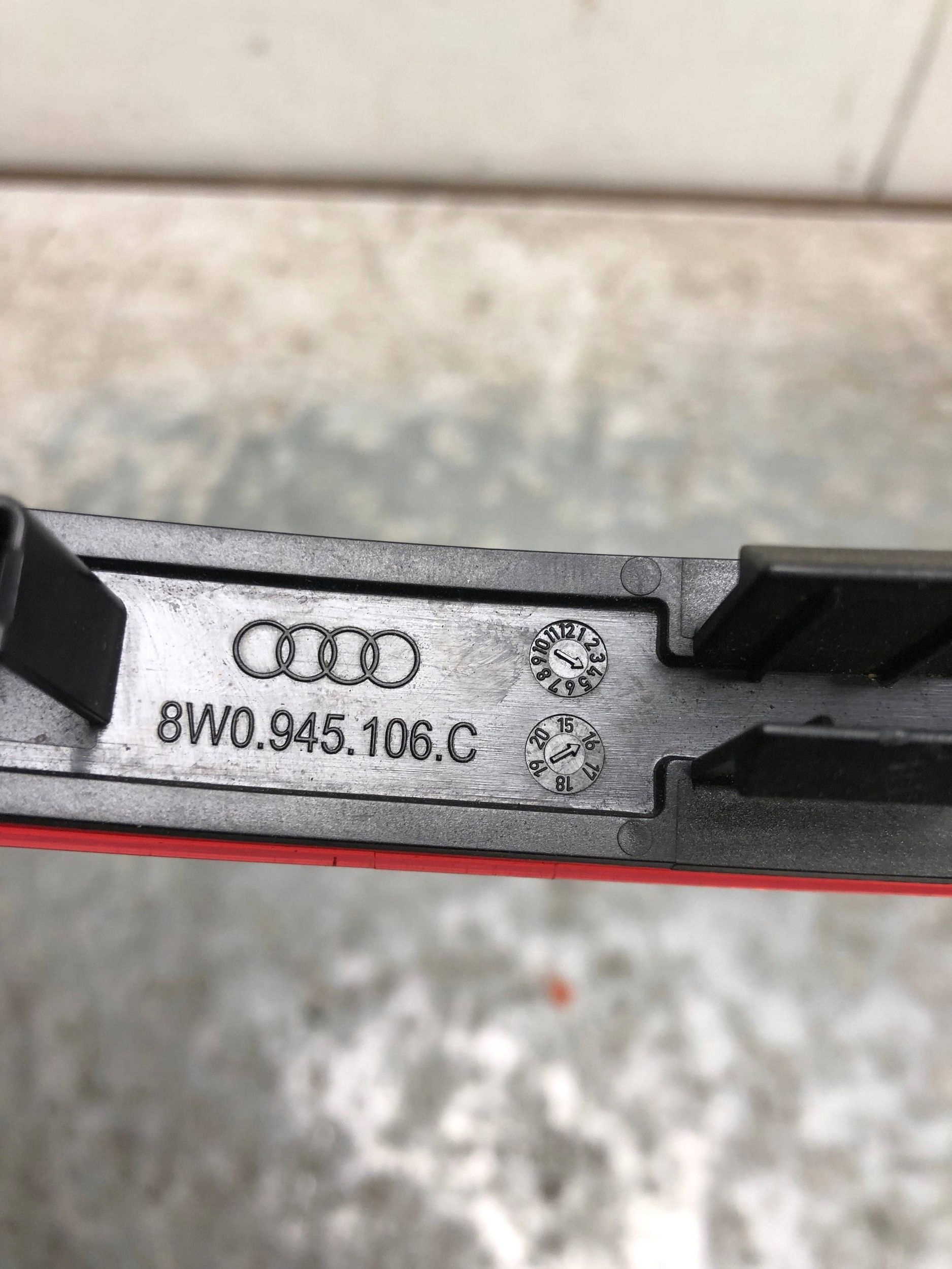 ODBLASK lights right rear part AUDI A4 B9 8W0945106C