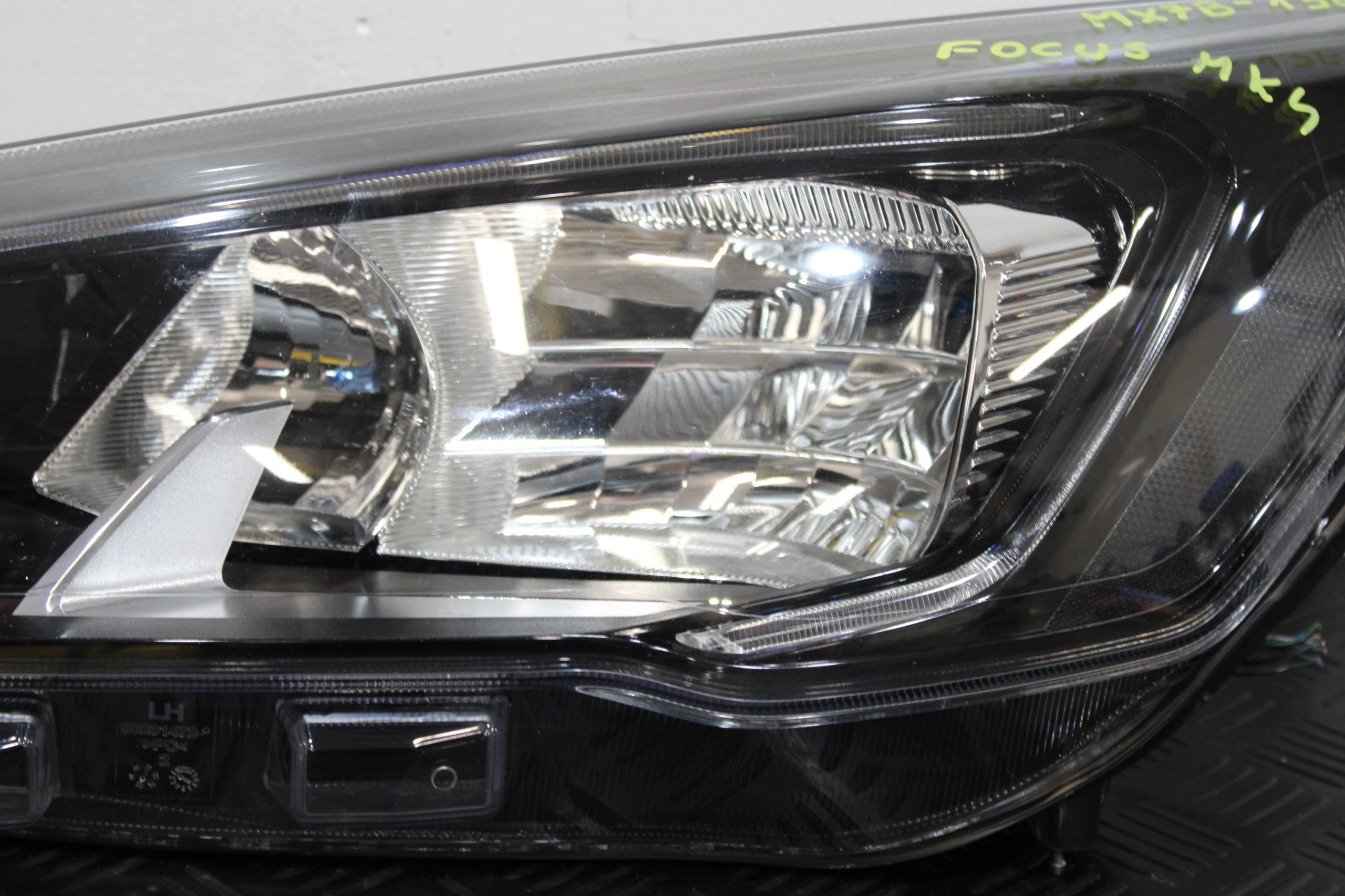 light left front MX7B-12E015-CC FORD FOCUS MK4 KOMBI ST-LINE