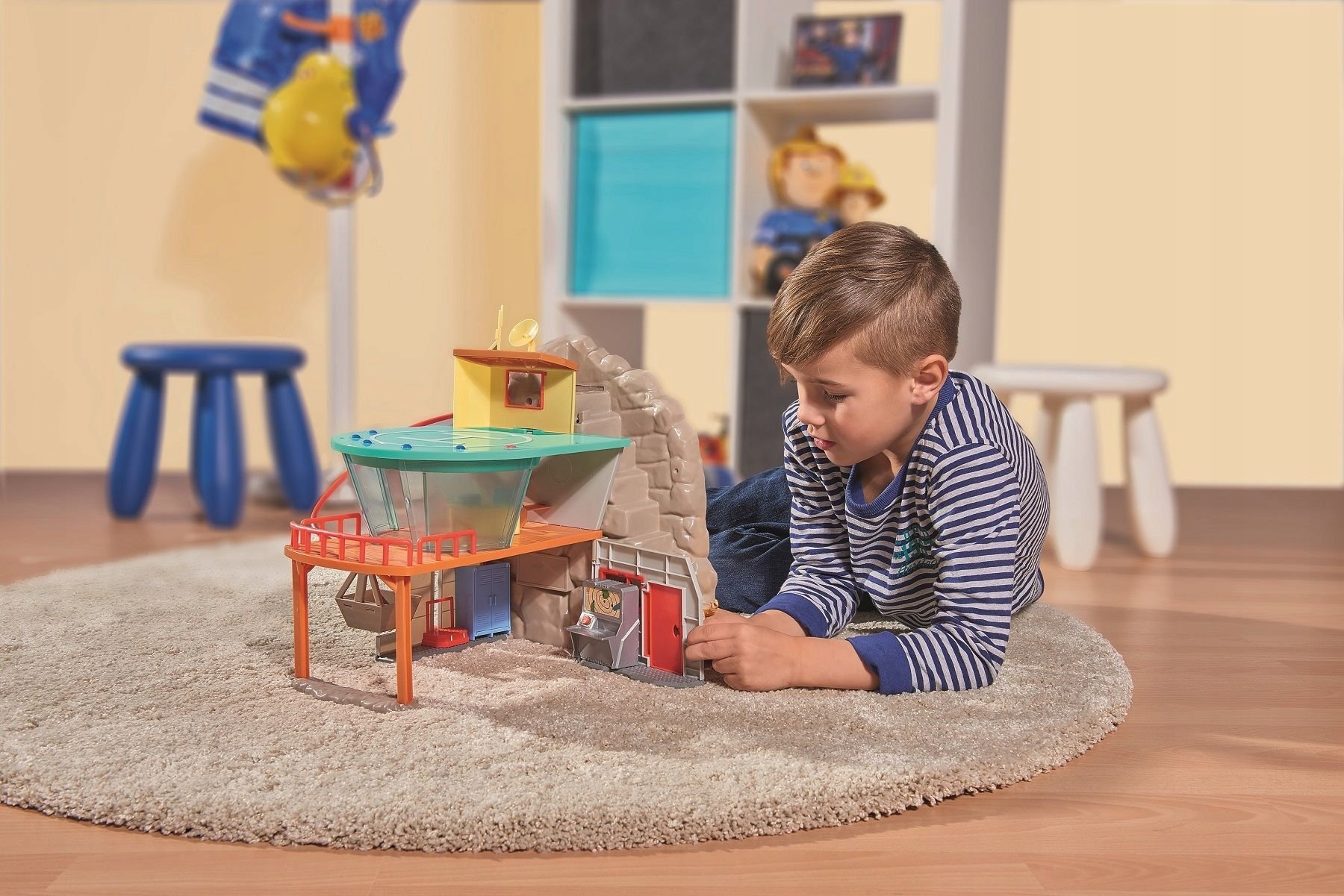 STRAŻAK SAM REMIZA STRAŻACKA BAZA GÓRSKA TRZYPOZIOMOWA + FIGURKA ŚW/DŹ Marka Simba