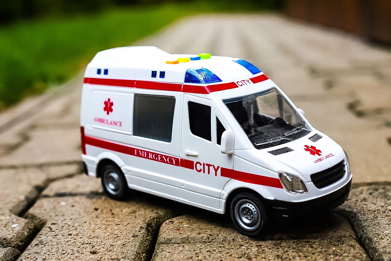 KARETKA AMBULANS z Dźwiękiem I Światłem 1:16 NAPĘD Płeć chłopcy