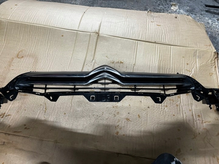 CITROEN C4 II B7 решетка радиатора хром 9687946280