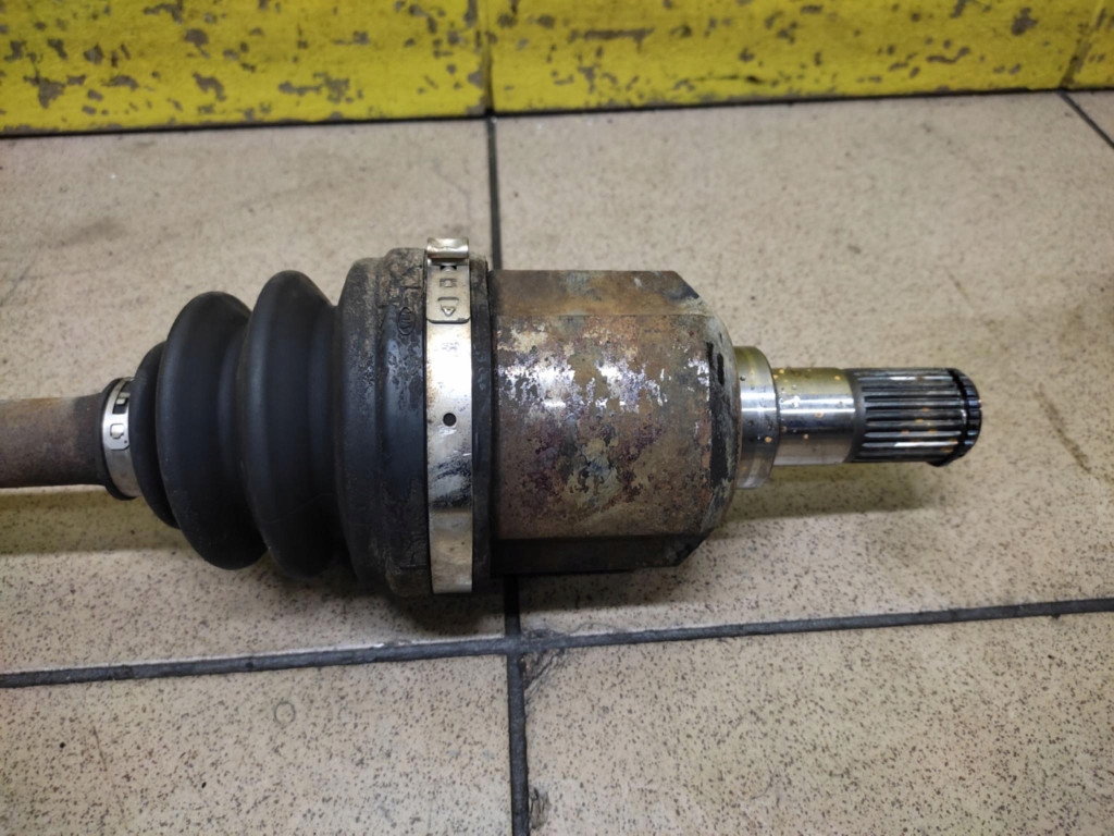 KIA SPORTAGE II 2.0 semi-axis left front