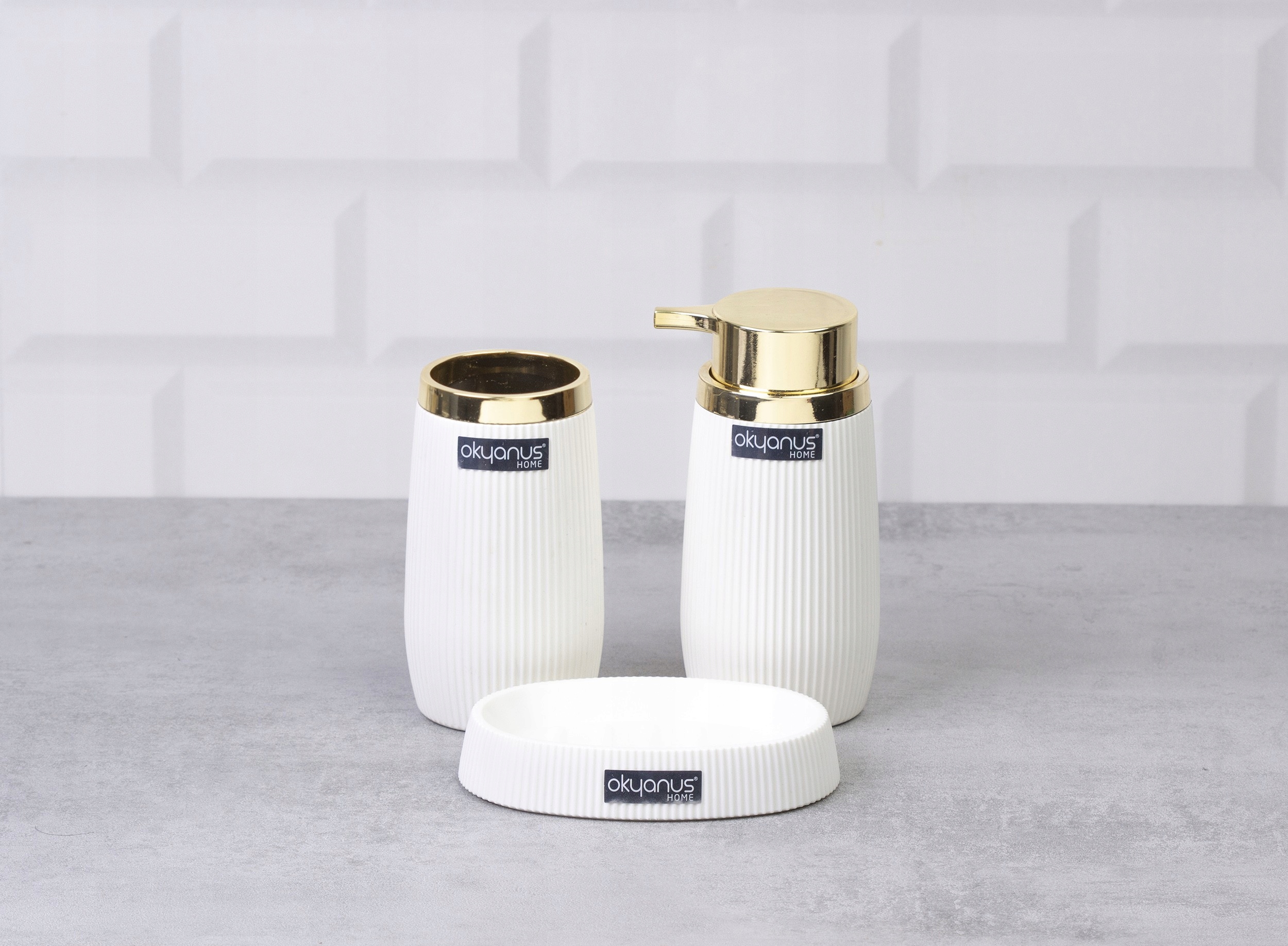 Zestaw łazienkowy WC Stripe 5 elementów biały okrągły złote wykończenie 5w1 Marka Okyanus