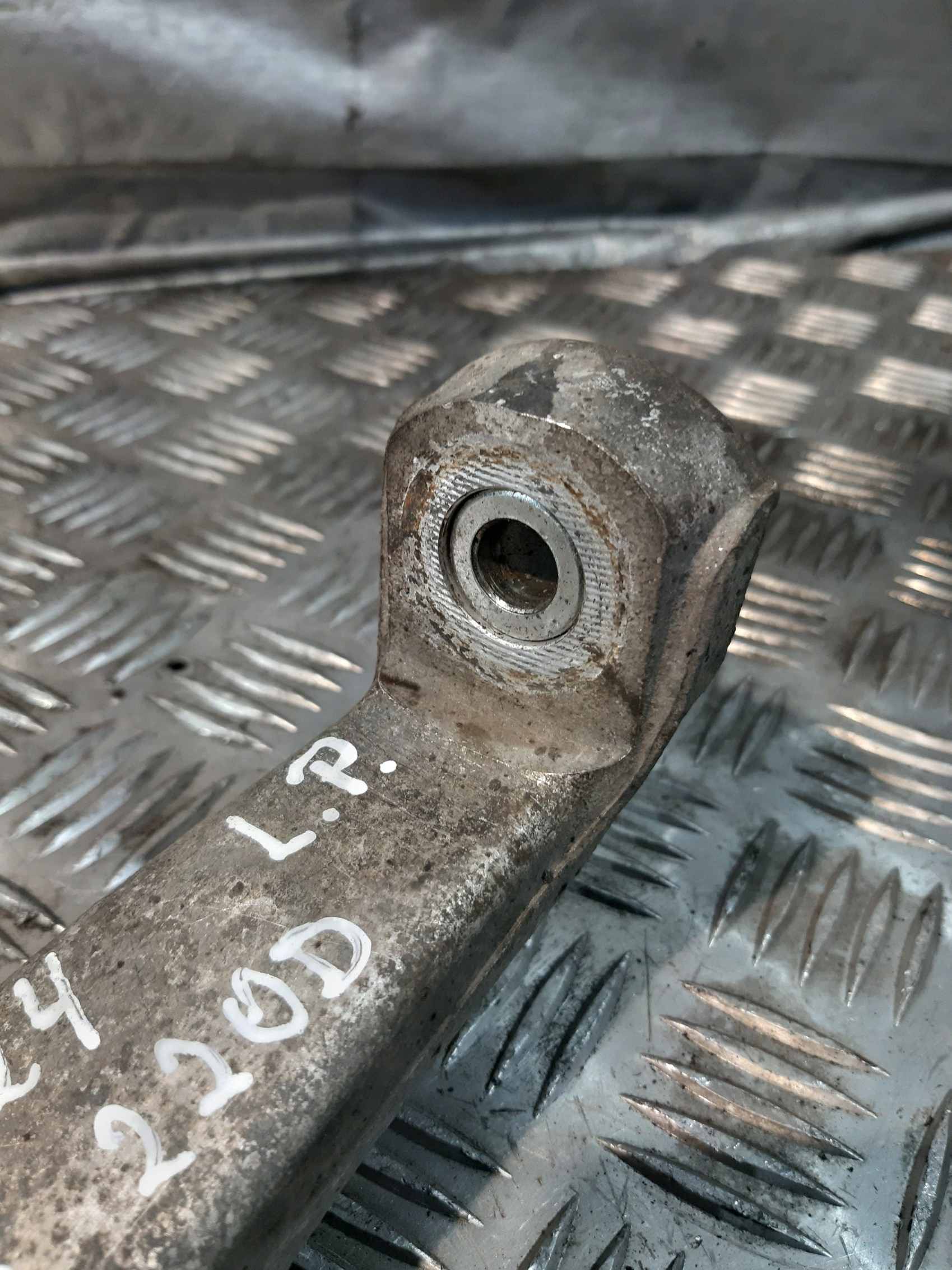 Lexus IS II 220D otoč čepu levý předek