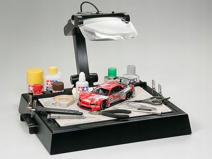 Pracovní dílna s osvětlenou lupou Tamiya 74064