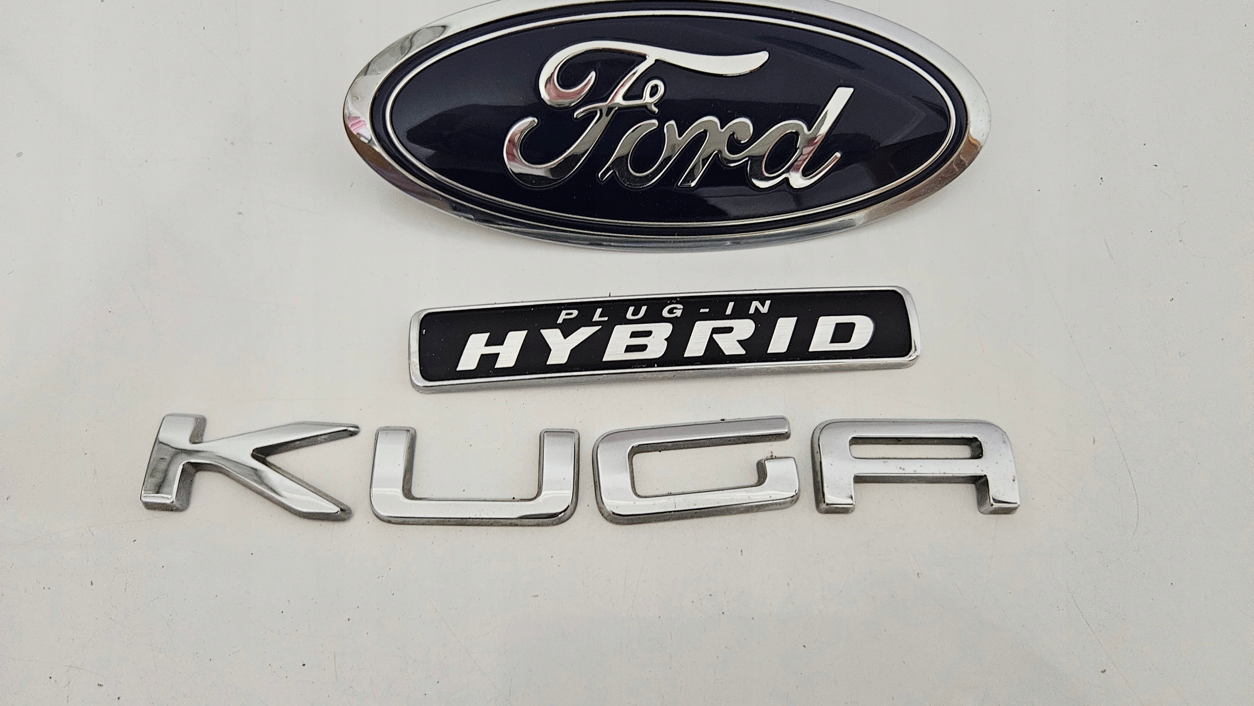 FORD KUGA MK3 HYBRID 2019-2023 EMBLEMAT TYŁ LJ6B-S402A16-AB