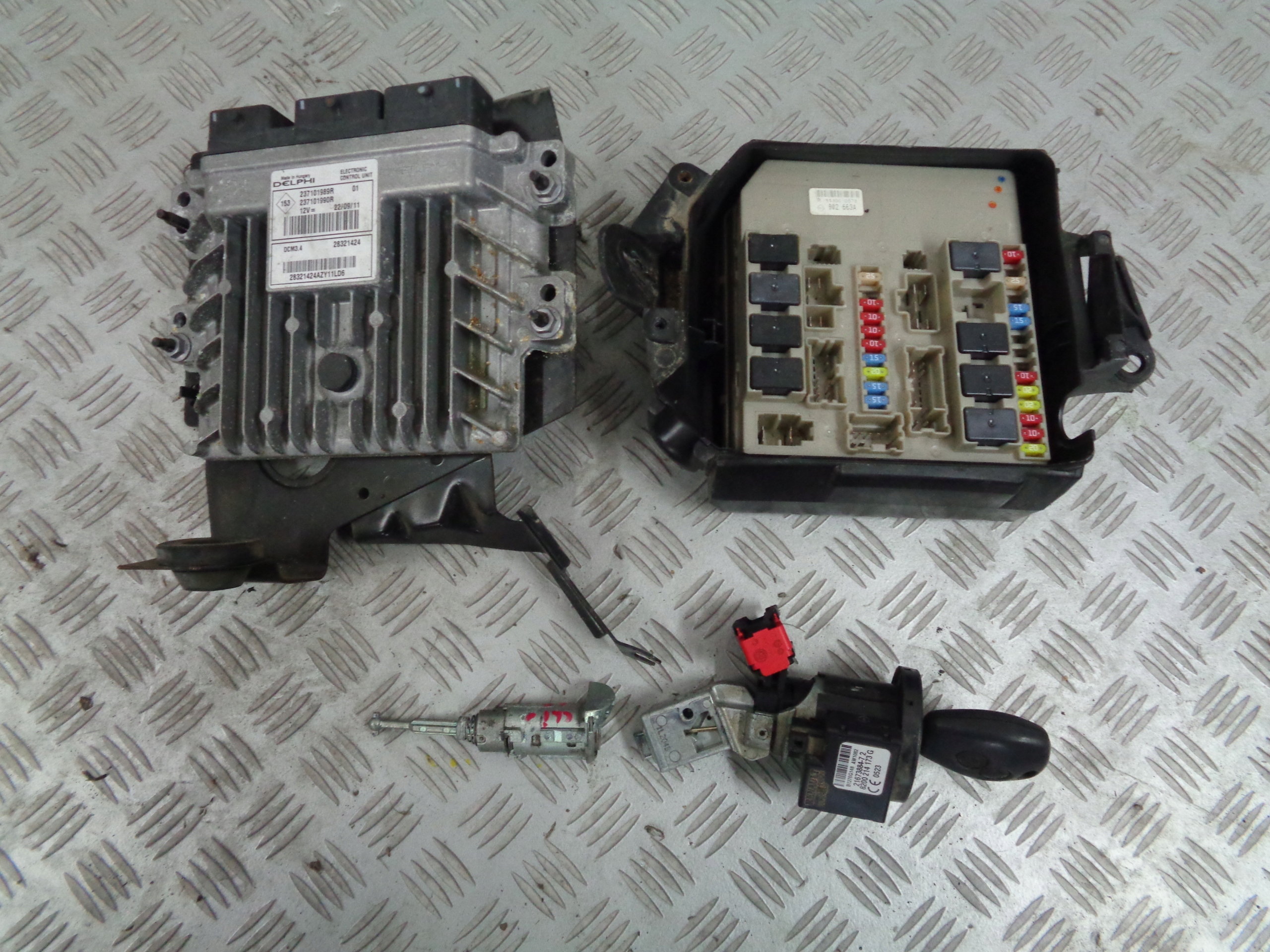 RENAULT CLIO III 3 SKRZYNKA BSI + STEROWNIK + STACYJKA