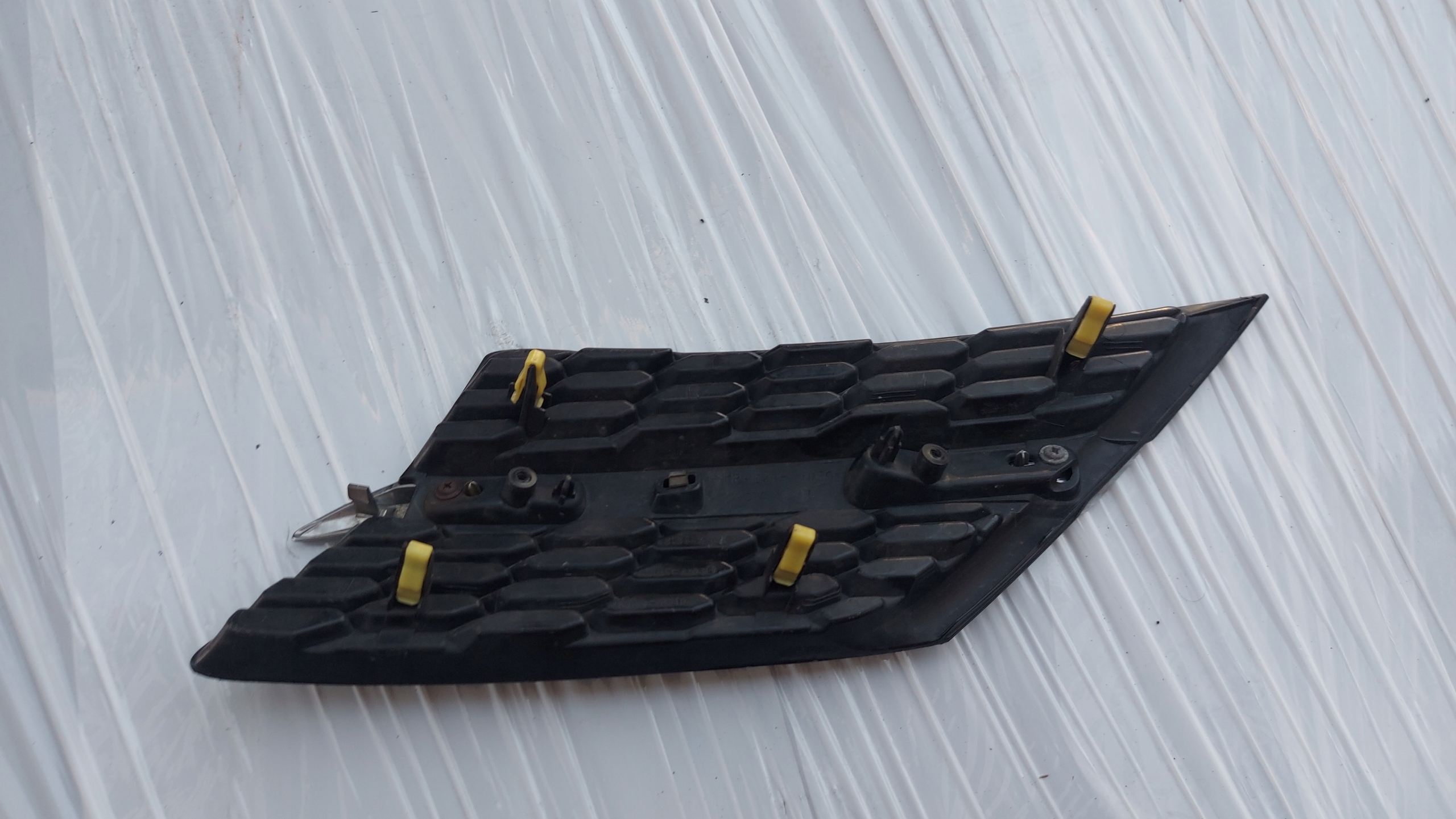 grid of a bumper right front TOYOTA RAV4 IV 12-15