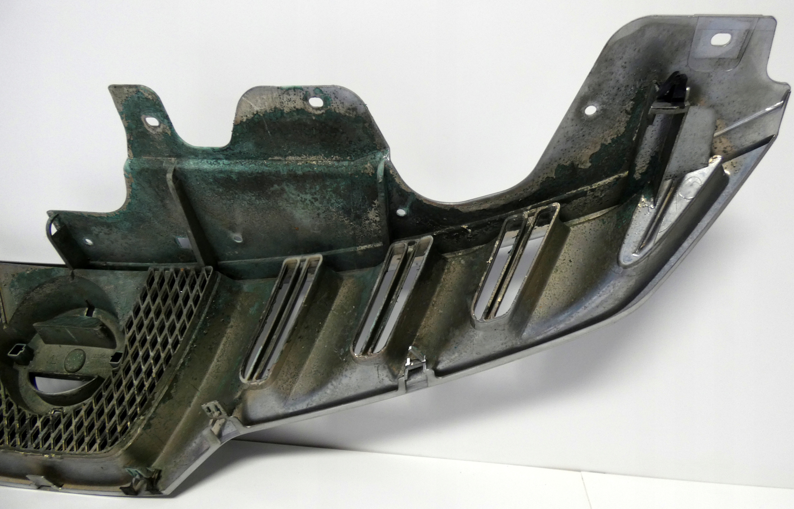 NISSAN HURAND 623101AA04 2007- grille front grill grill