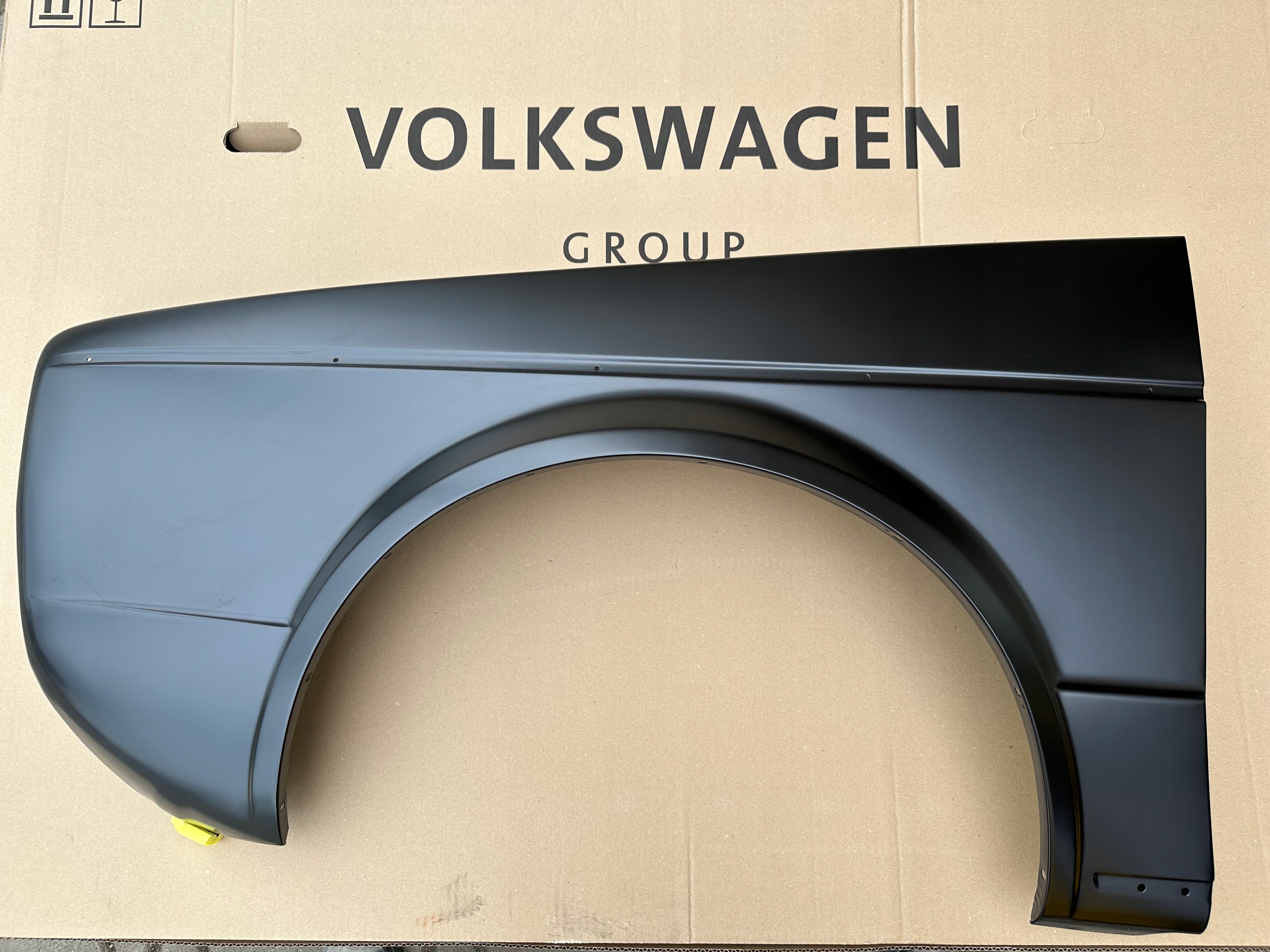 Oryginalny nowy błotnik lewy przód do Volkswagen Golf I mk1 Cabrio Numer katalogowy części 155821021E