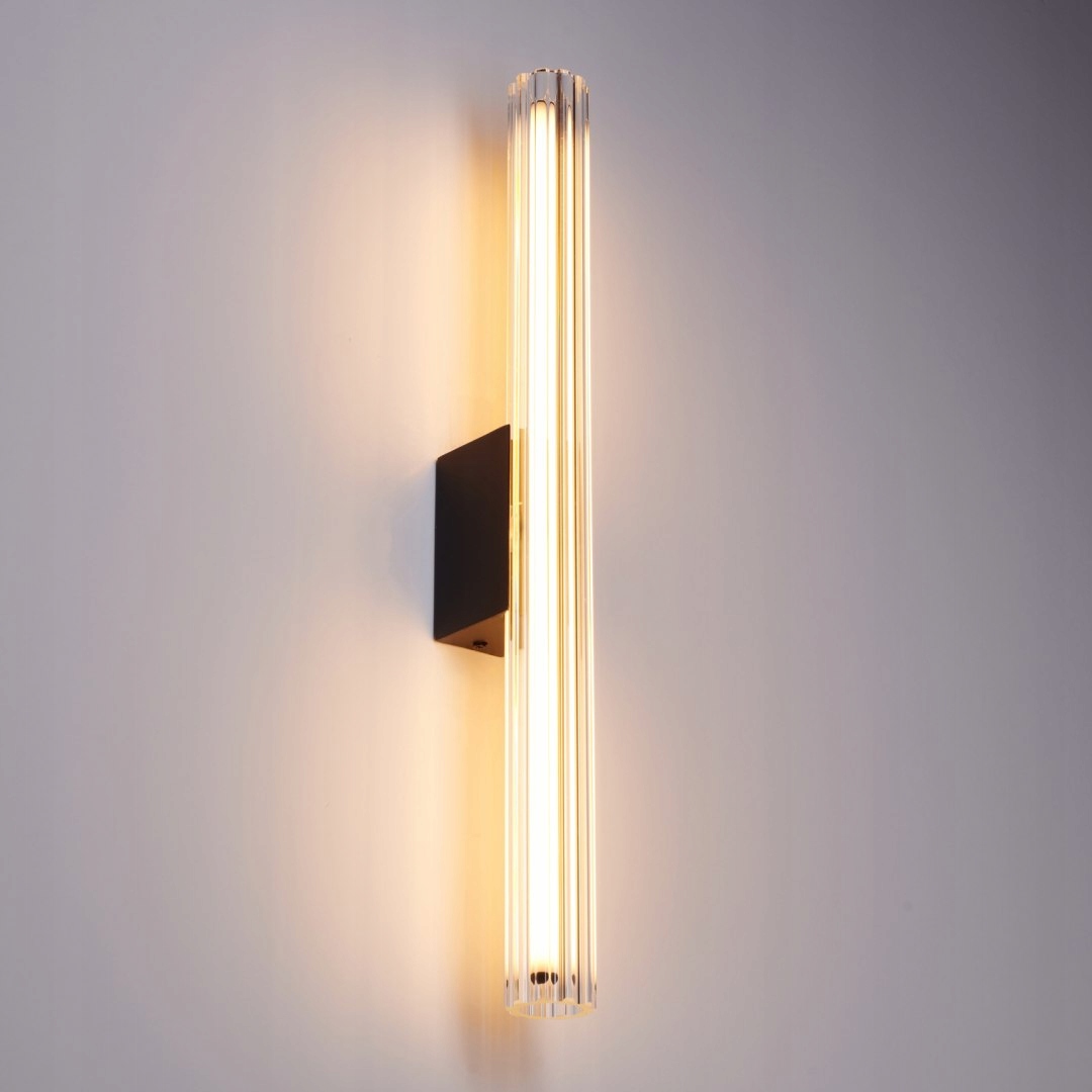 Led cylindrická lišta Verti 50 cm, čierna nástenná lampa vedľa postele v spálni