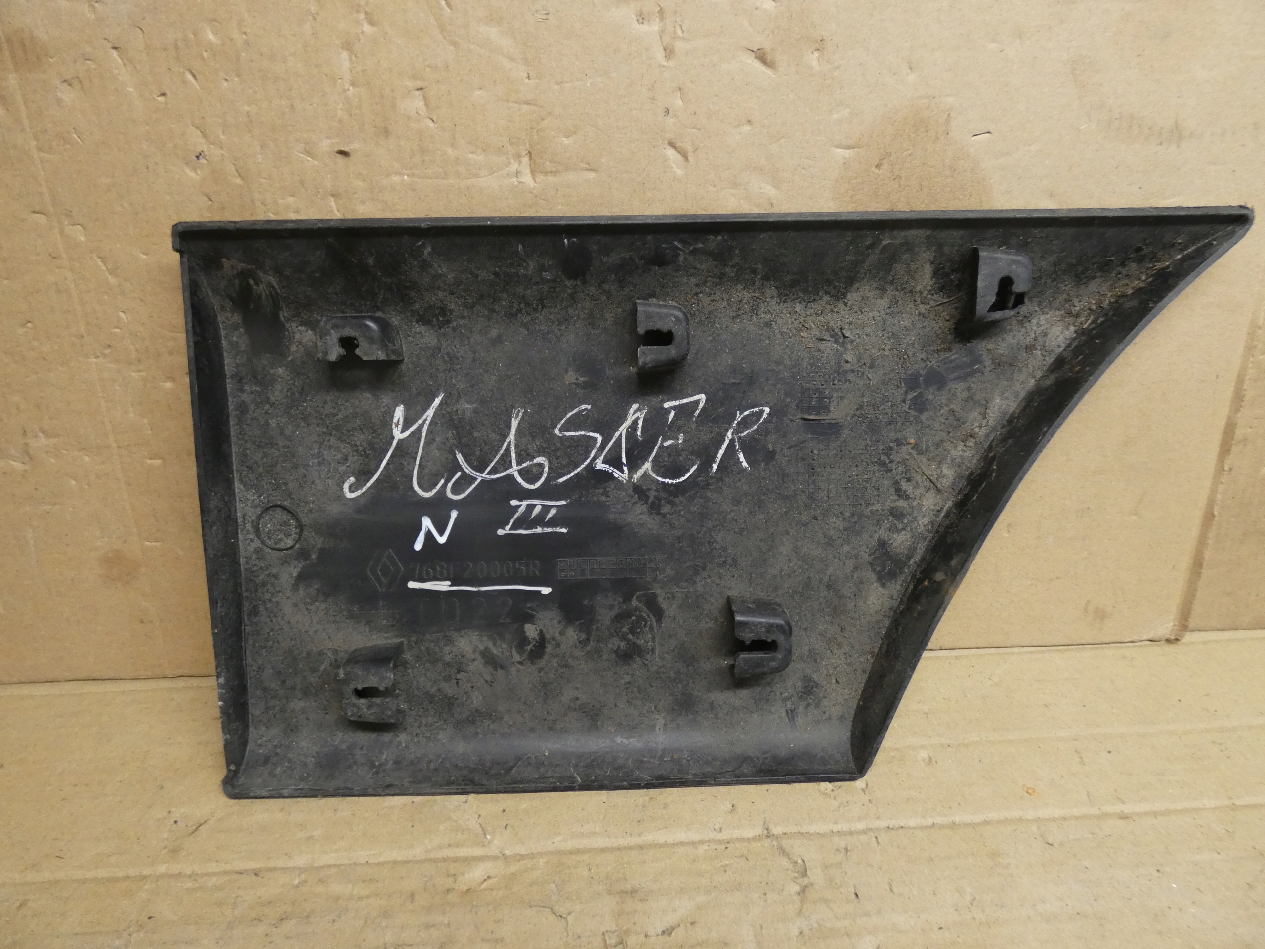 moulding side left za Kolem rear part black do Master III Movano