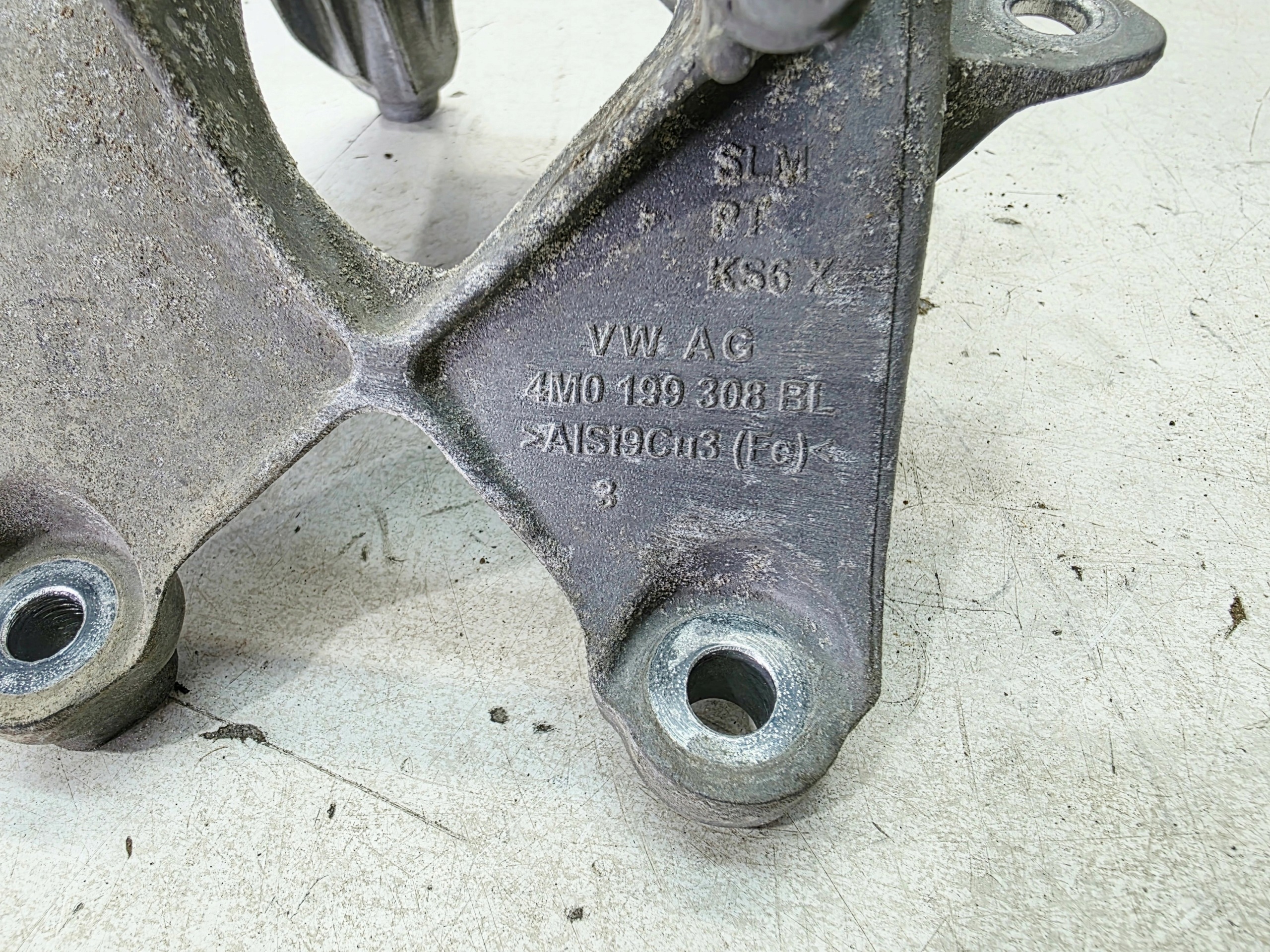 holder engine mount right AUDI A4 B9 A5 8W 2.0 TFSI 4M0199308BL