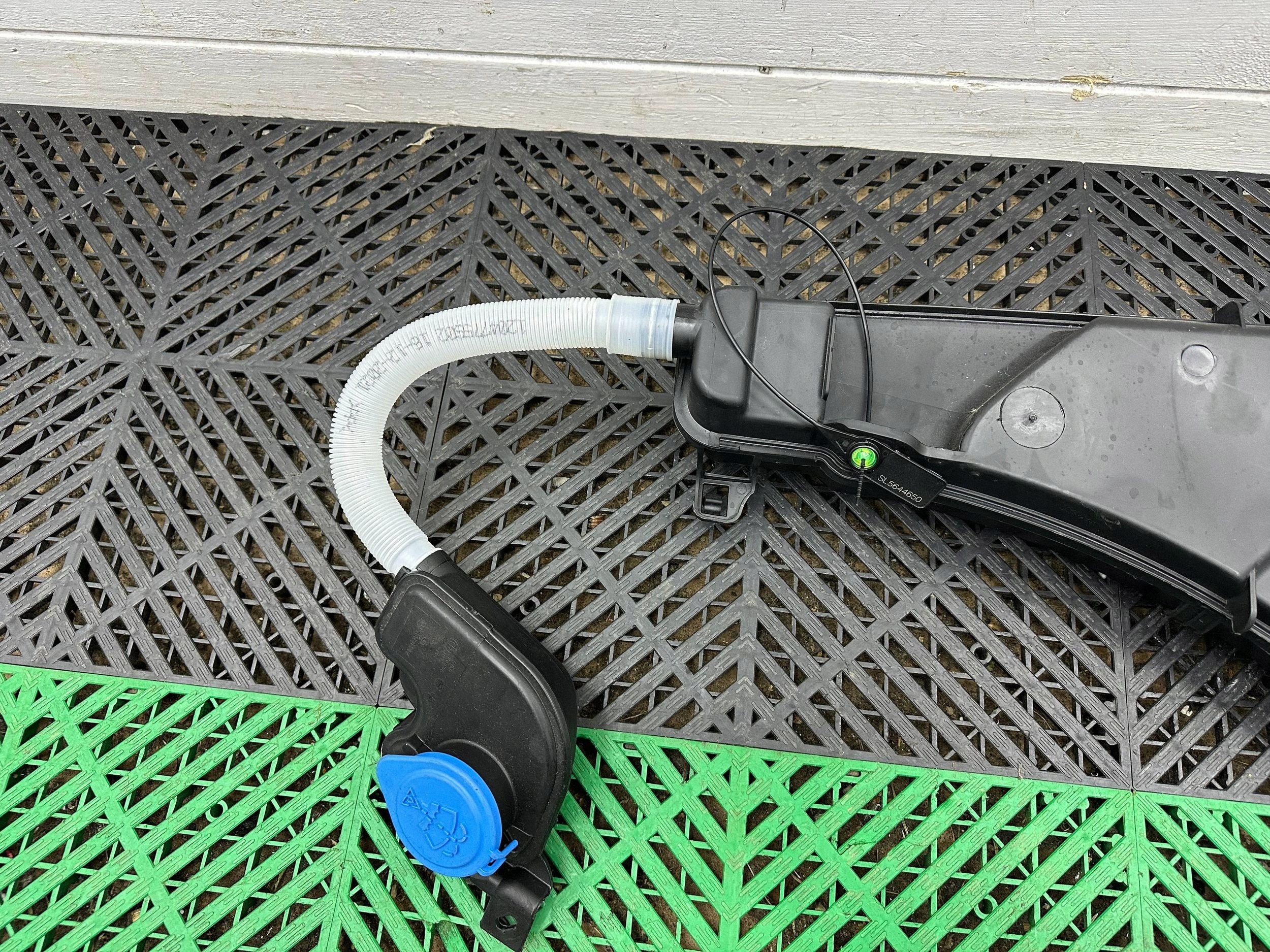 washer fluid tank BMW X5 G05 7499828