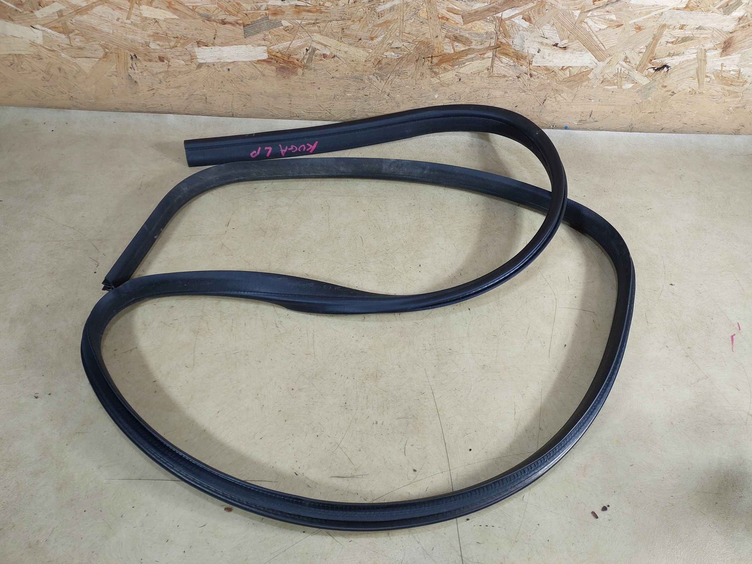 KUGA MK1 USZCZELKA DRZWI LEWY PRZÓD