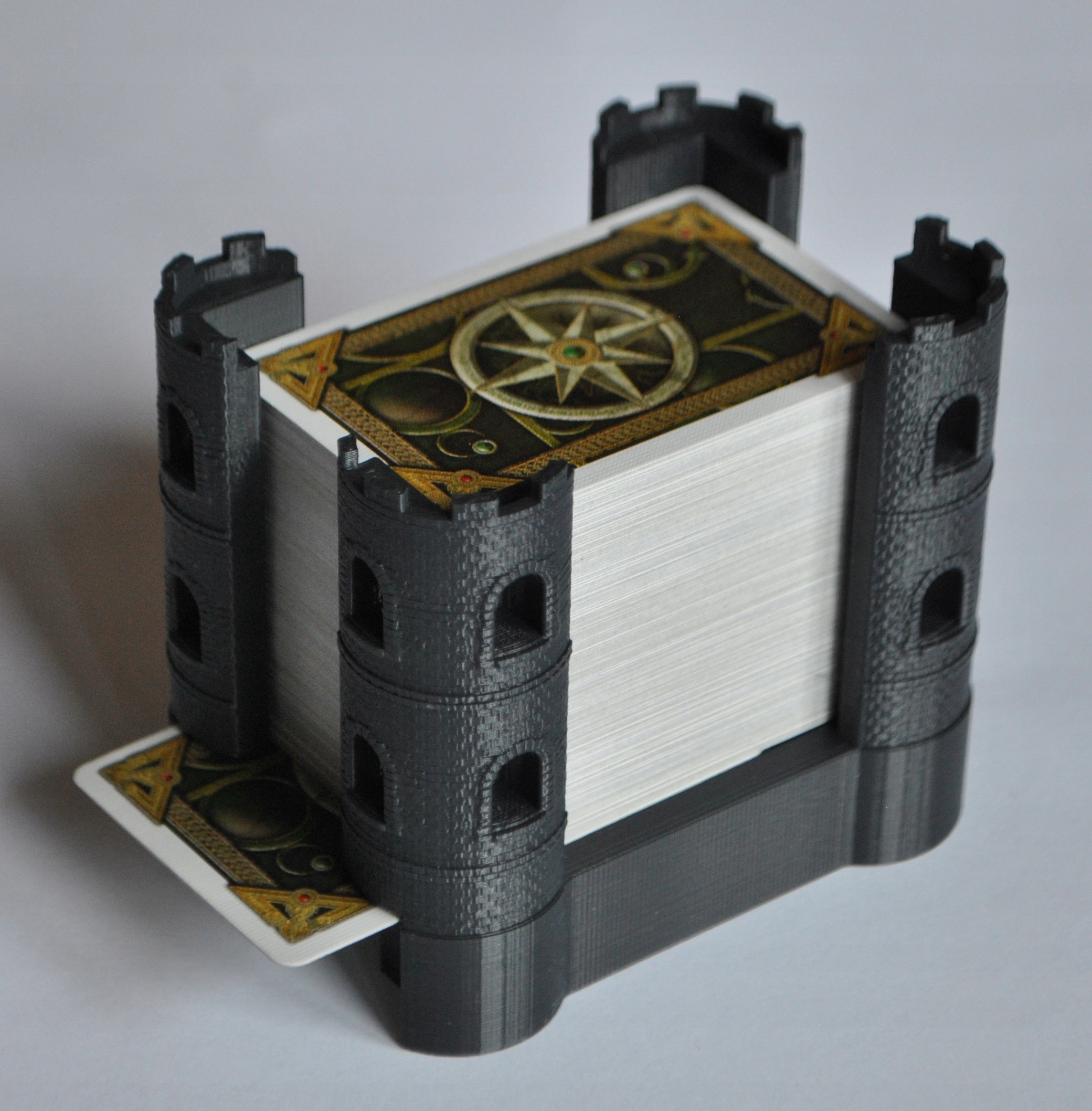 

Talisman Magia i Miecz Stojak na karty dozownik