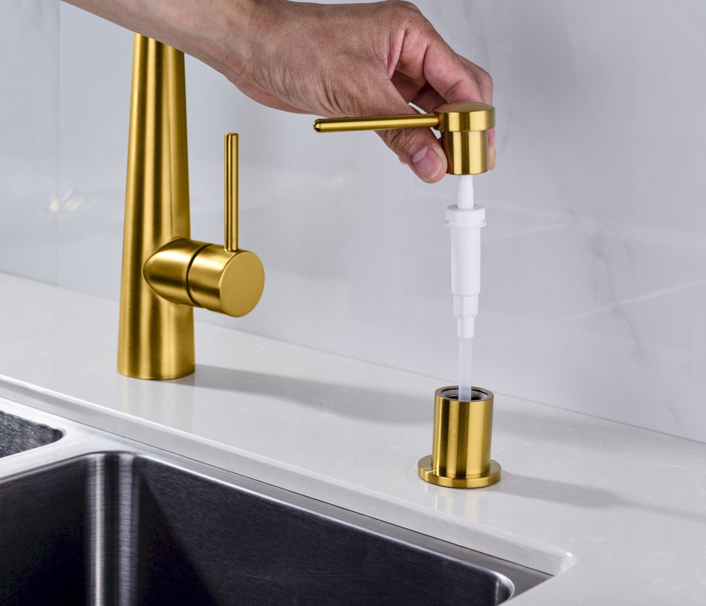 AddPoint dozownik do płynu złoty szczotkowany F072 Linia PREMIUM