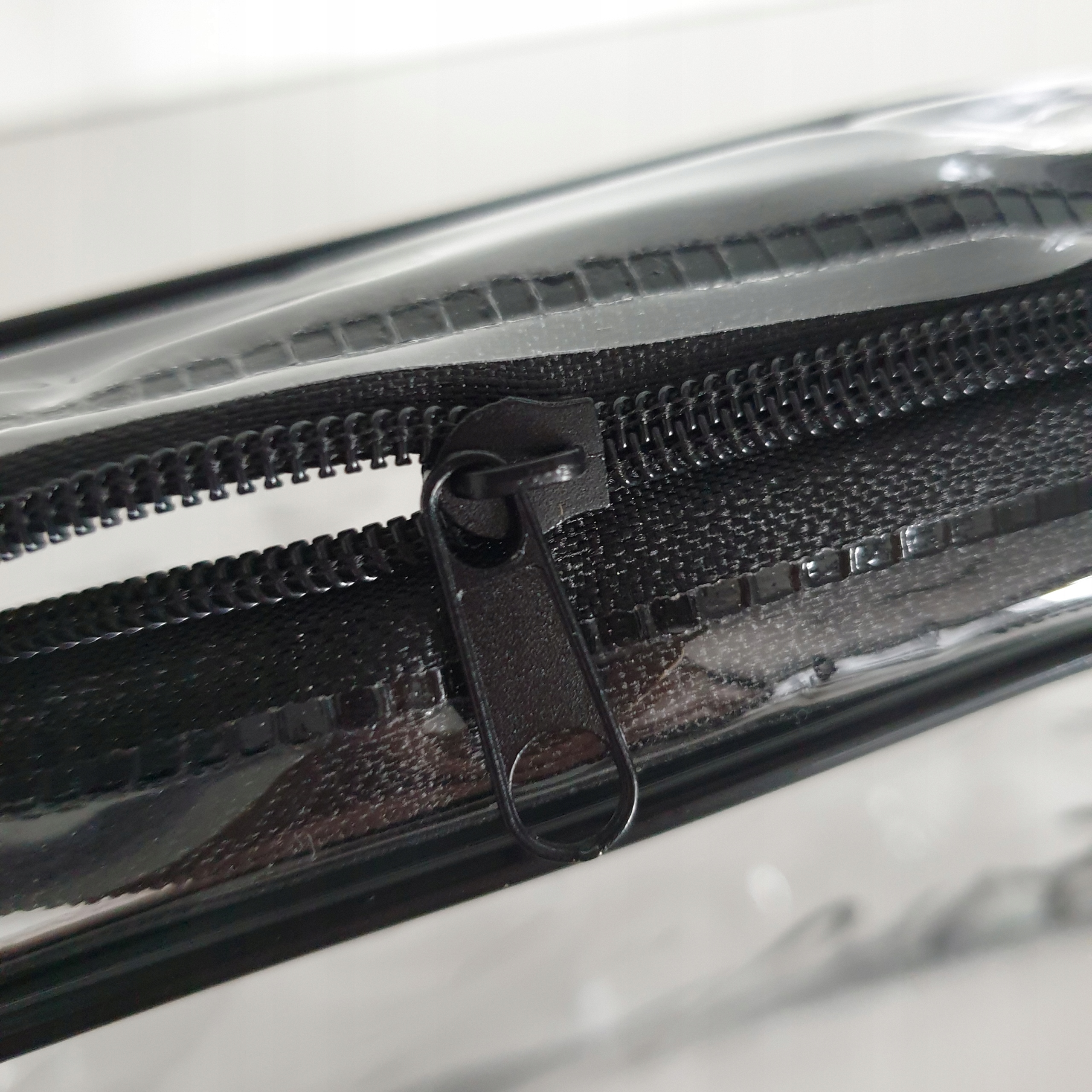 KOSMETYCZKA PRZEŹROCZYSTA POJEMNA PCV WODOODPORNA Kolor dominujący czarny