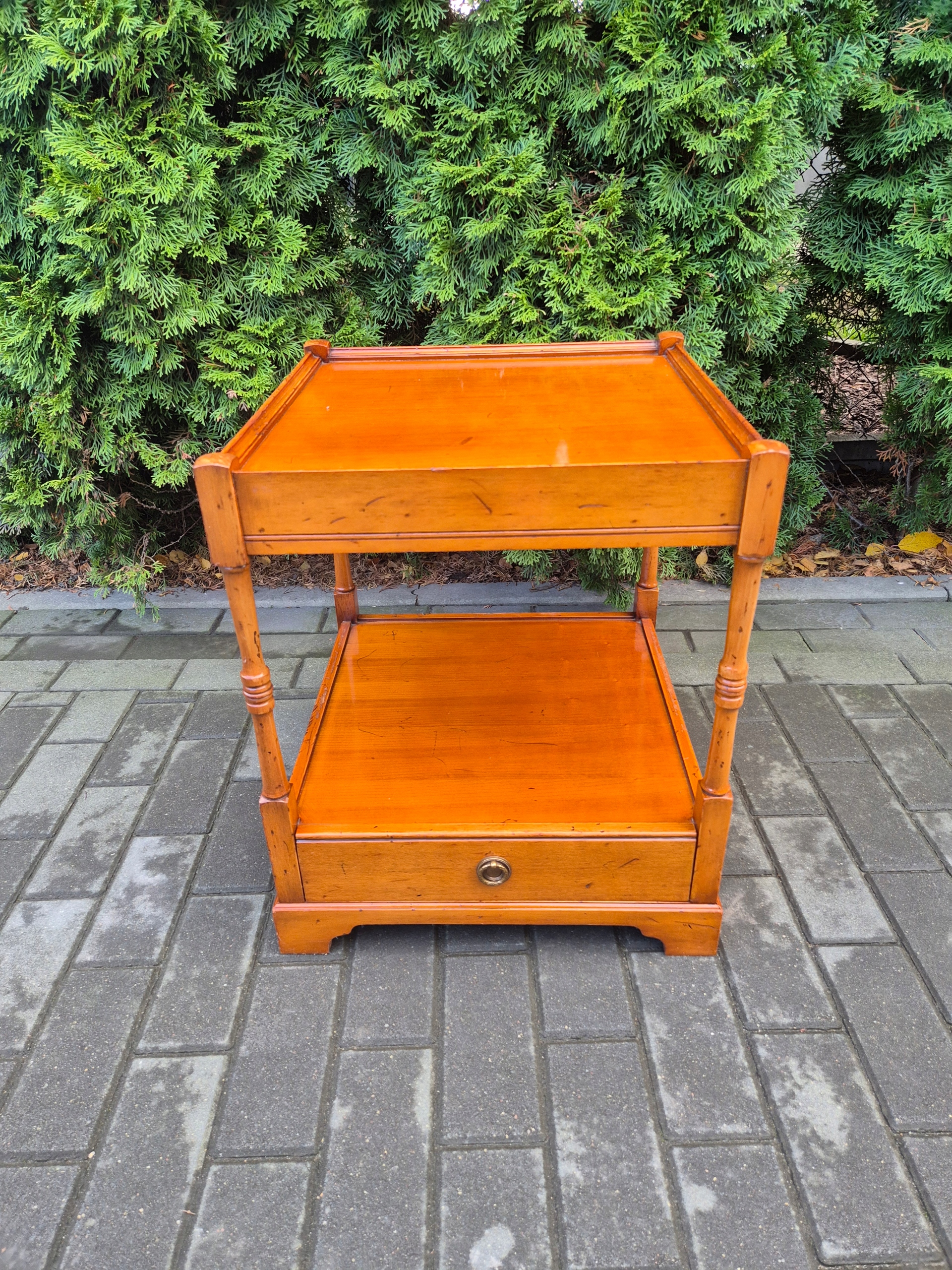 Drewniany stolik z szufladą