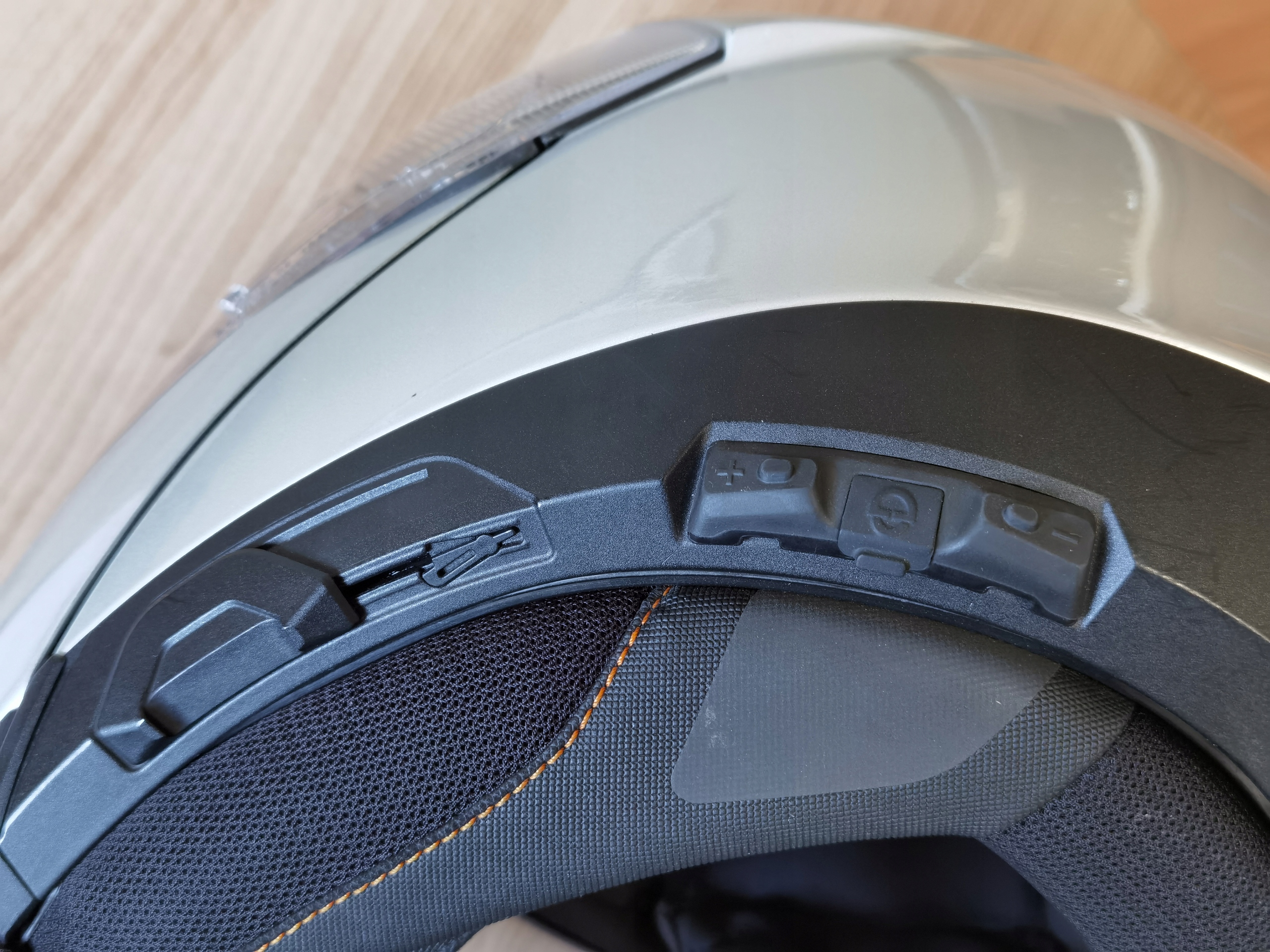 Kask Schuberth C4 Glossy Silver XL + interkom SC1 Kolor srebrny