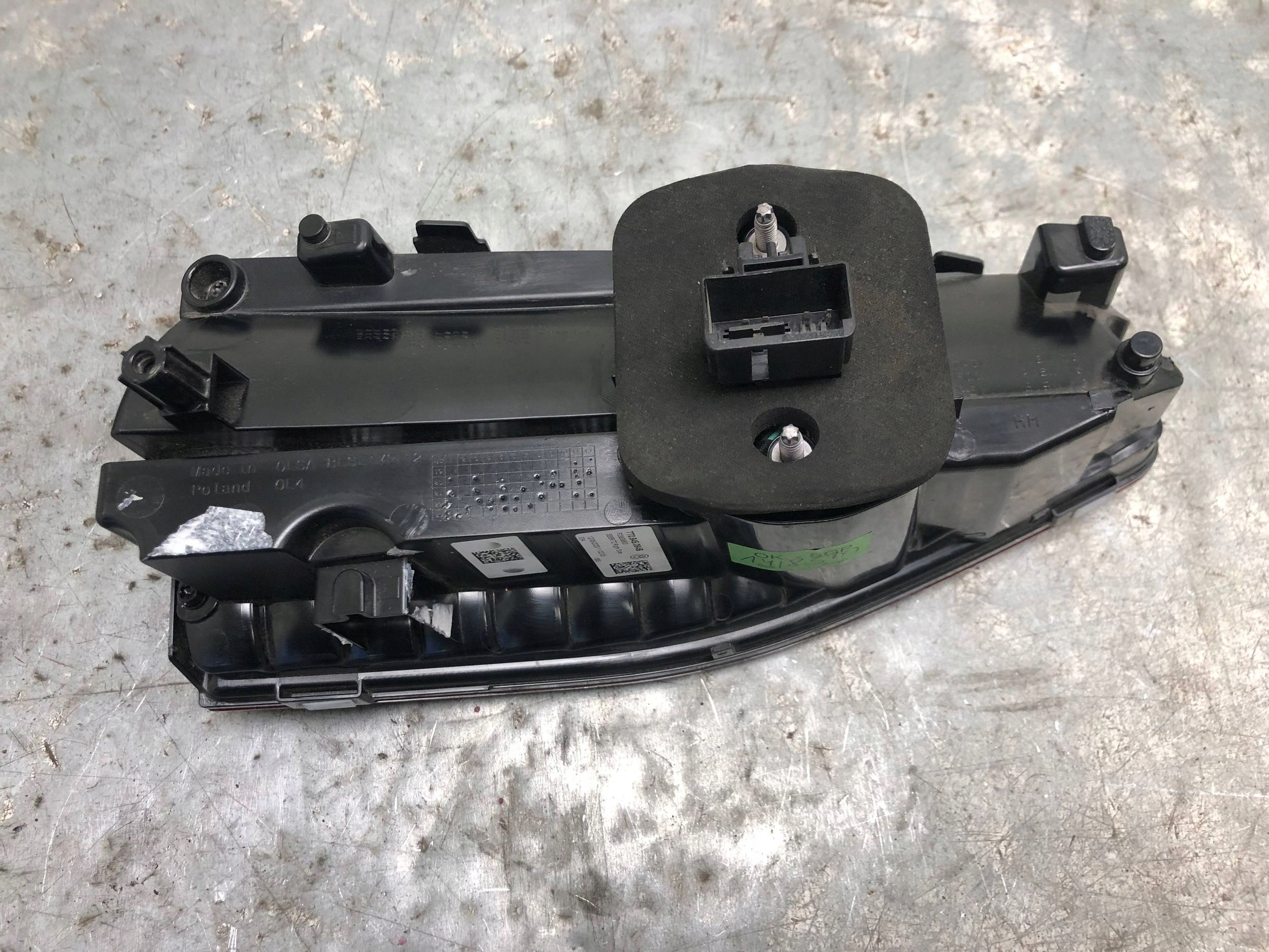 light LED right rear part to the bonnet VW T7 7T0945094B