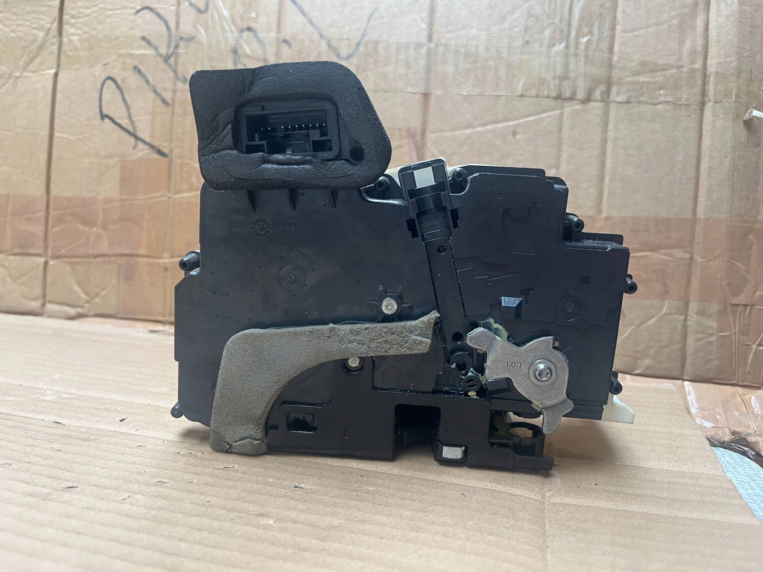 AUDI A6 C8 4K lock door left front 4K1837015J original !