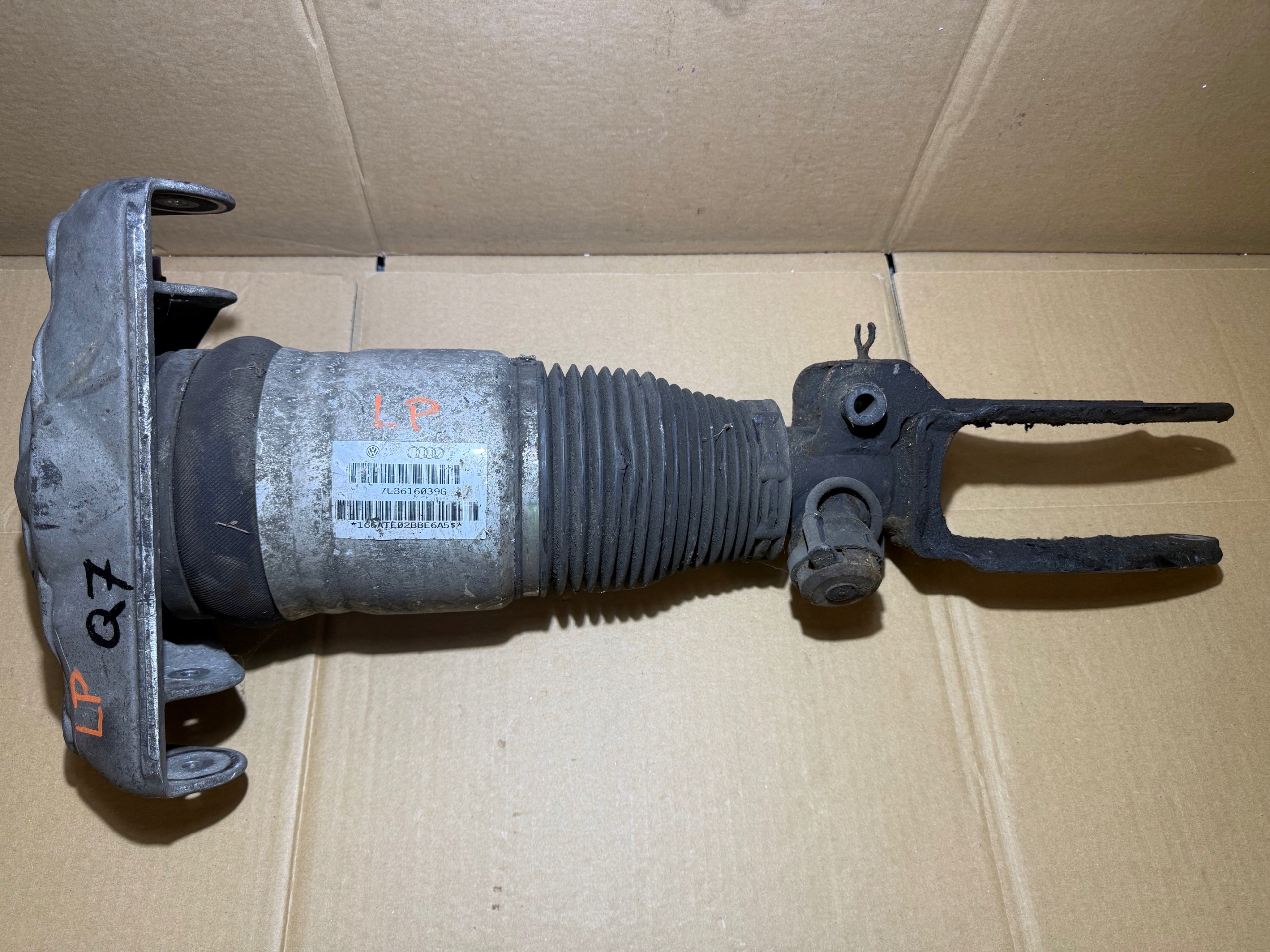 AUDI Q7 4L shock absorber PNEUMATYCZNY left front front 7L8616039G