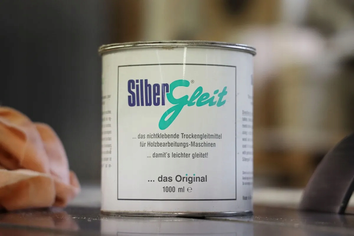 Suchy smar do obrabiarek do drewna bez silikonu Silber 1000ml puszka. Rodzaj biały smar
