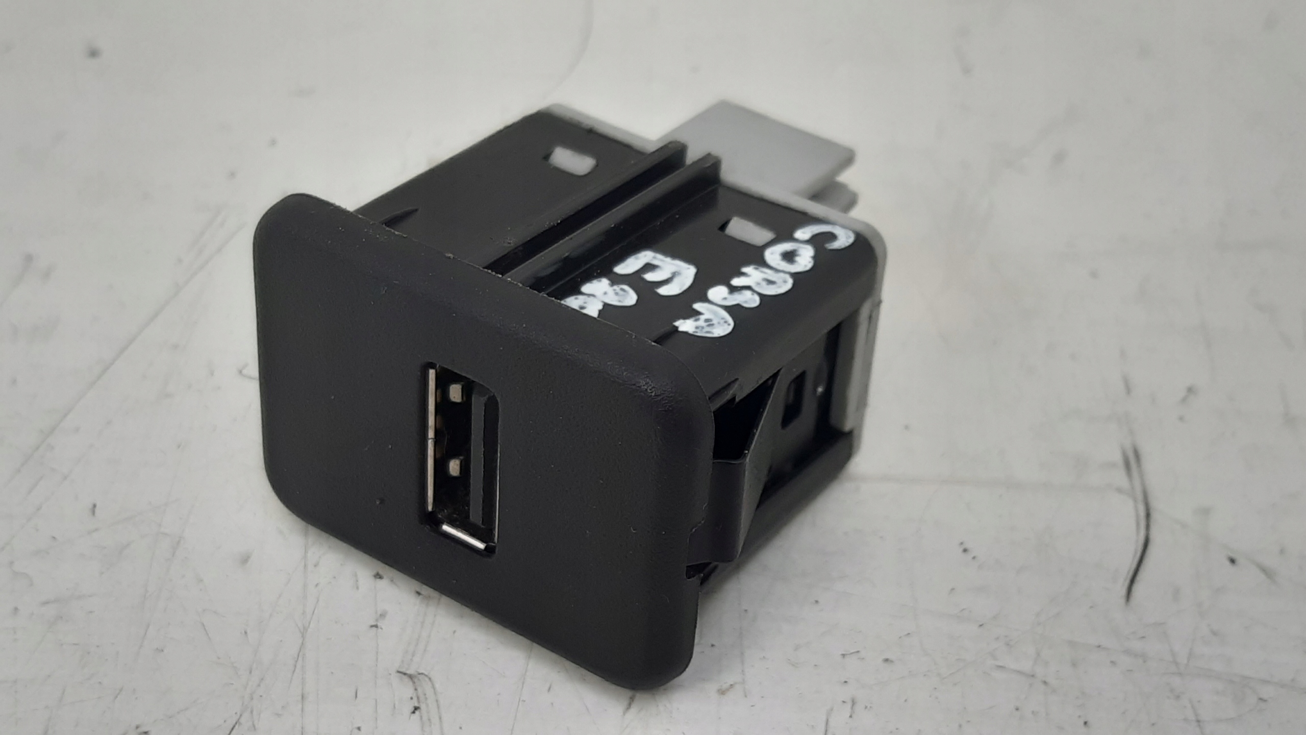 Gniazdo USB 20928734 Opel Corsa E