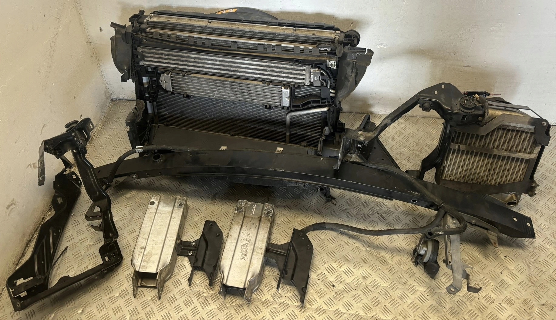 PAS PRZEDNI CHLODNICE KPL MERCEDES W204 C63 AMG FV