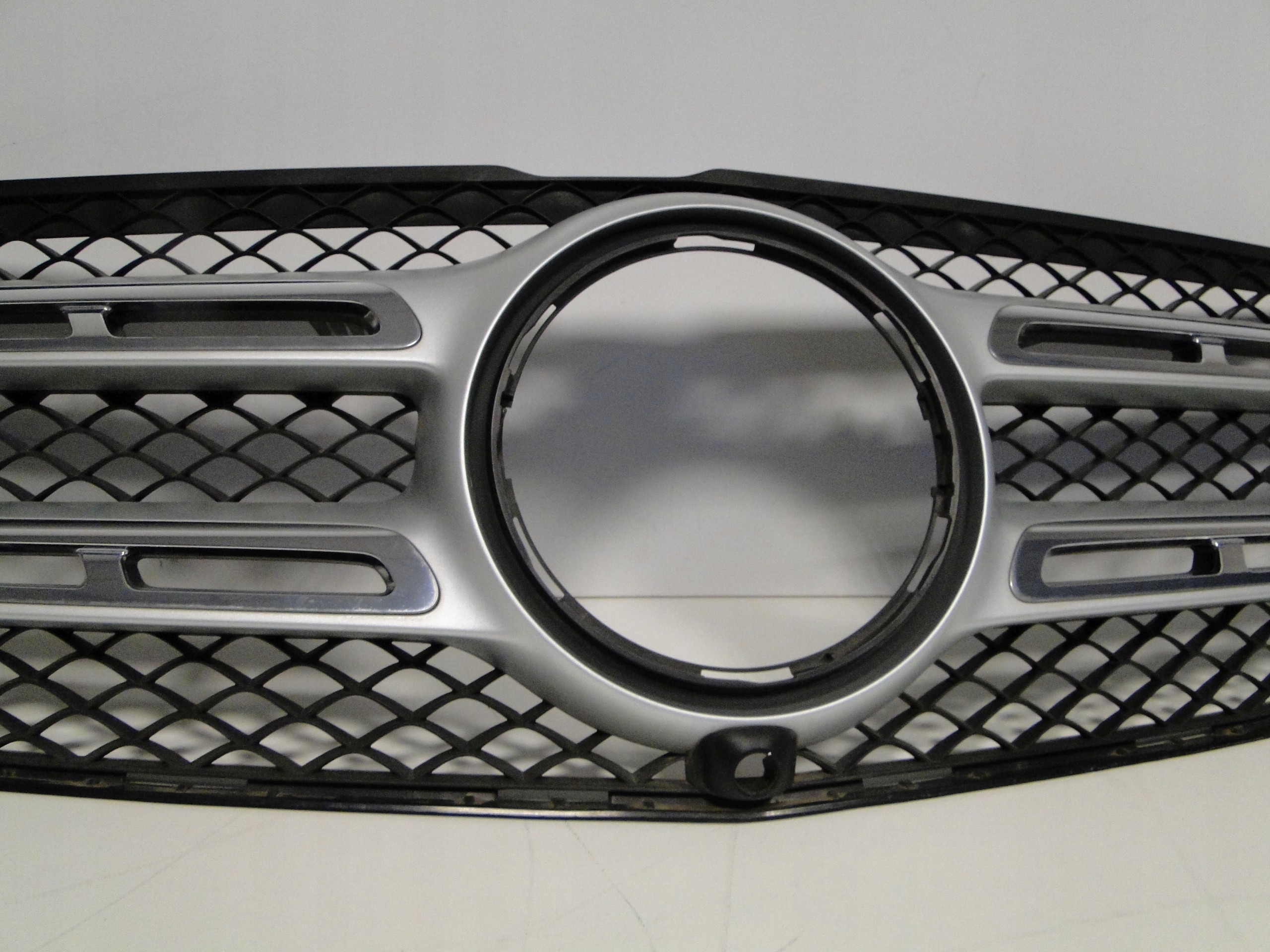 MERCEDES GLS X166 166 GRILL ATRAPA AMG NA KAMERĘ Numer katalogowy oryginału A1668880200 A1668880460