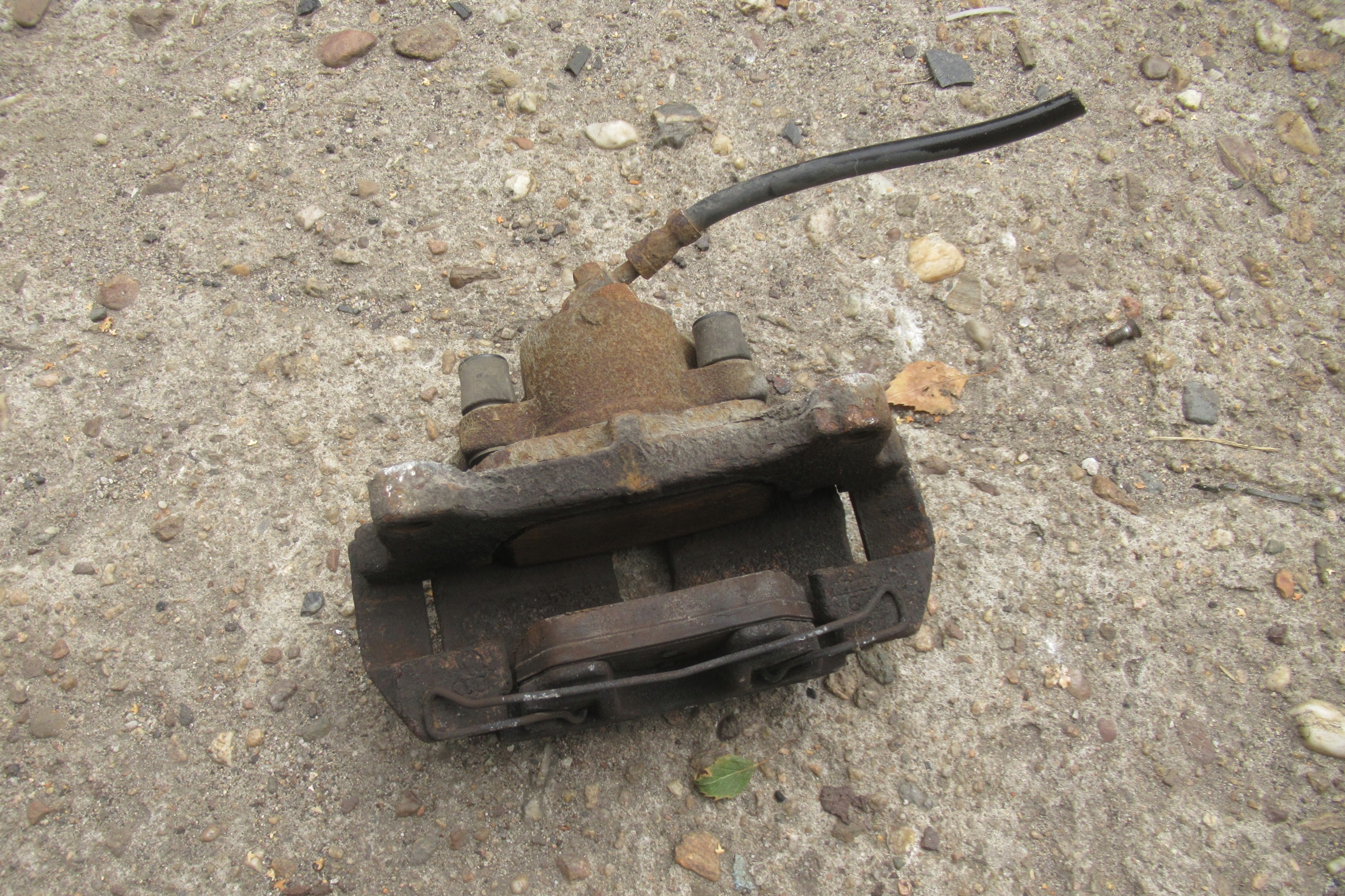 VW PASSAT B6 KOMBI 2.0 TDI caliper right front
