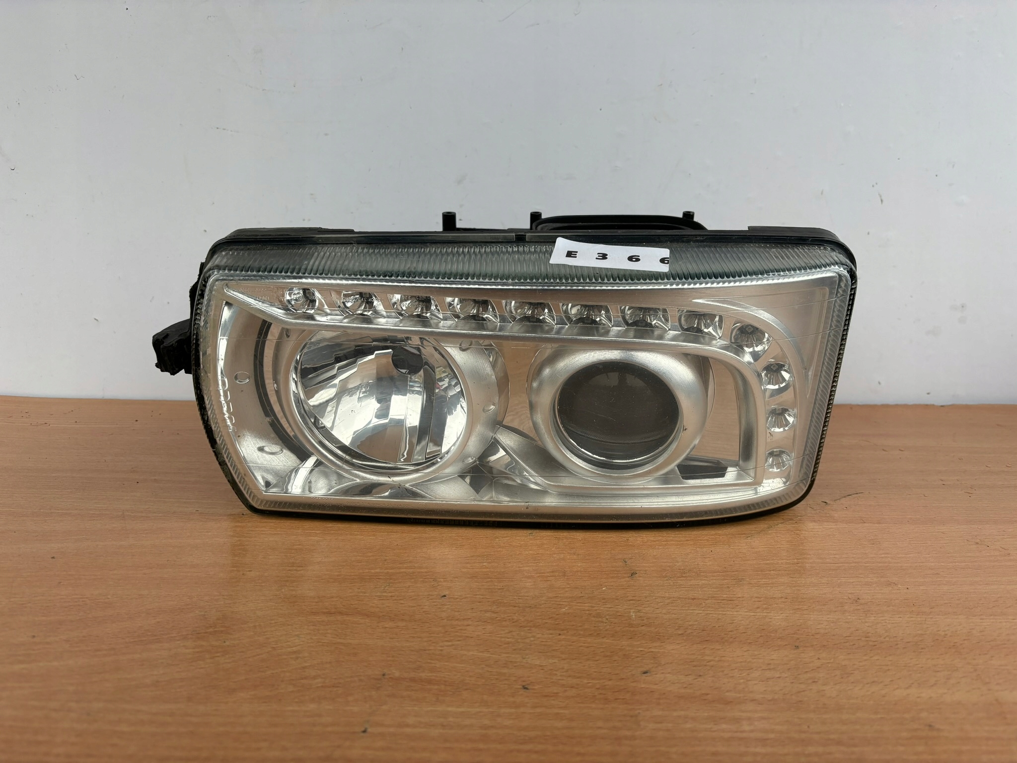 IVECO STRALIS PRAVÁ LAMPA PREDNÝ REFLEKTOR LED 5801745452 E366