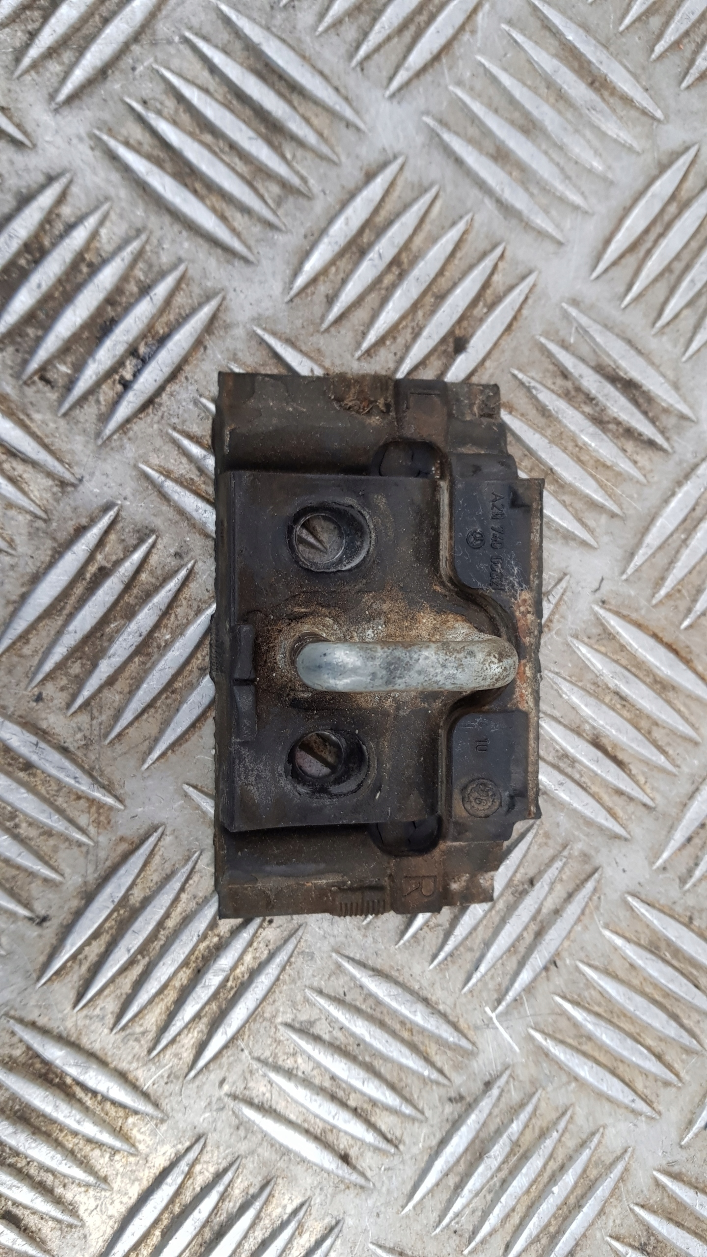 MERCEDES W211 RYGIEL lock boot KOMBI A2117400032