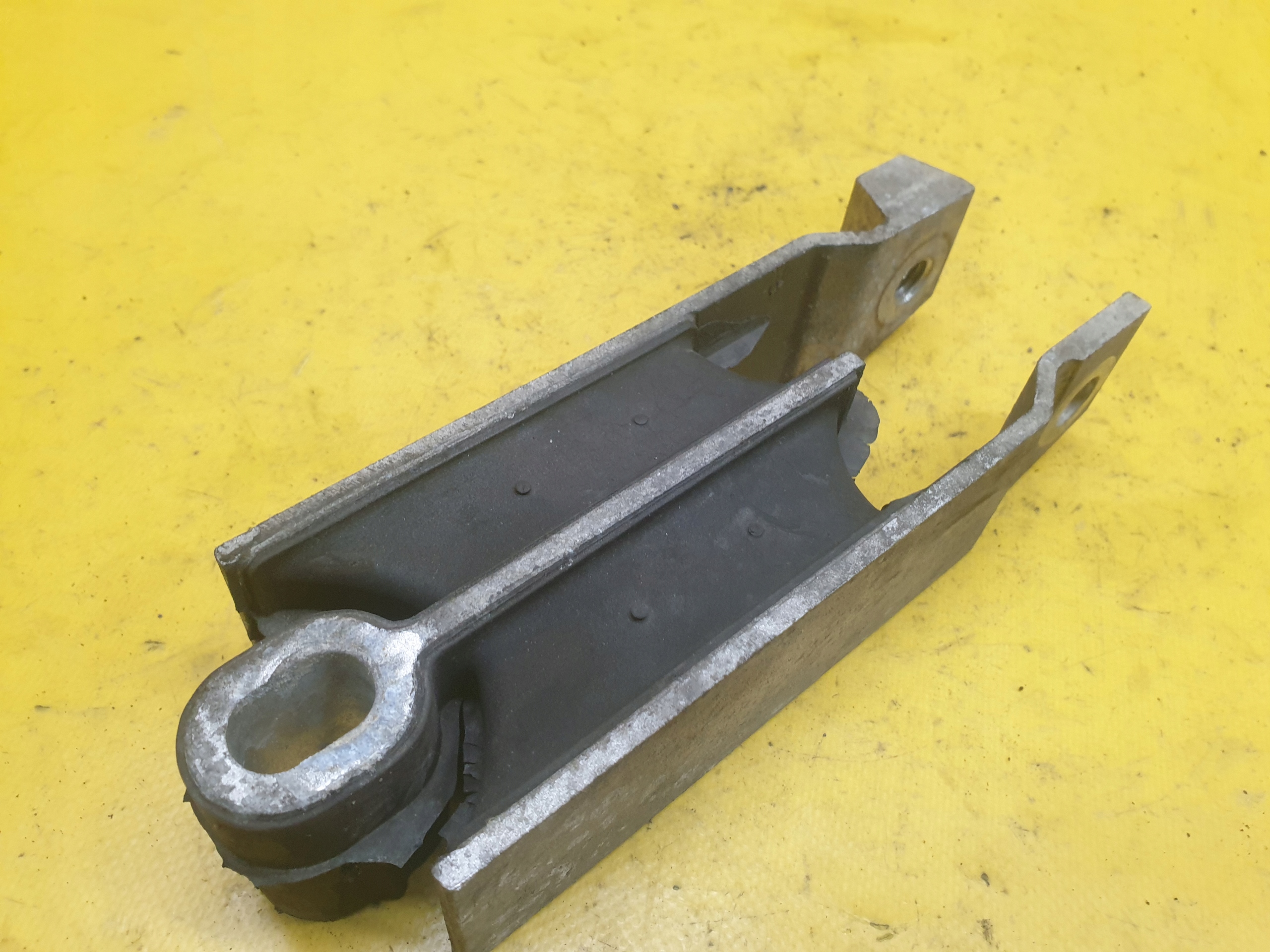 Лапа крепление кронштейн S60 II V60 2.0 D 9487476