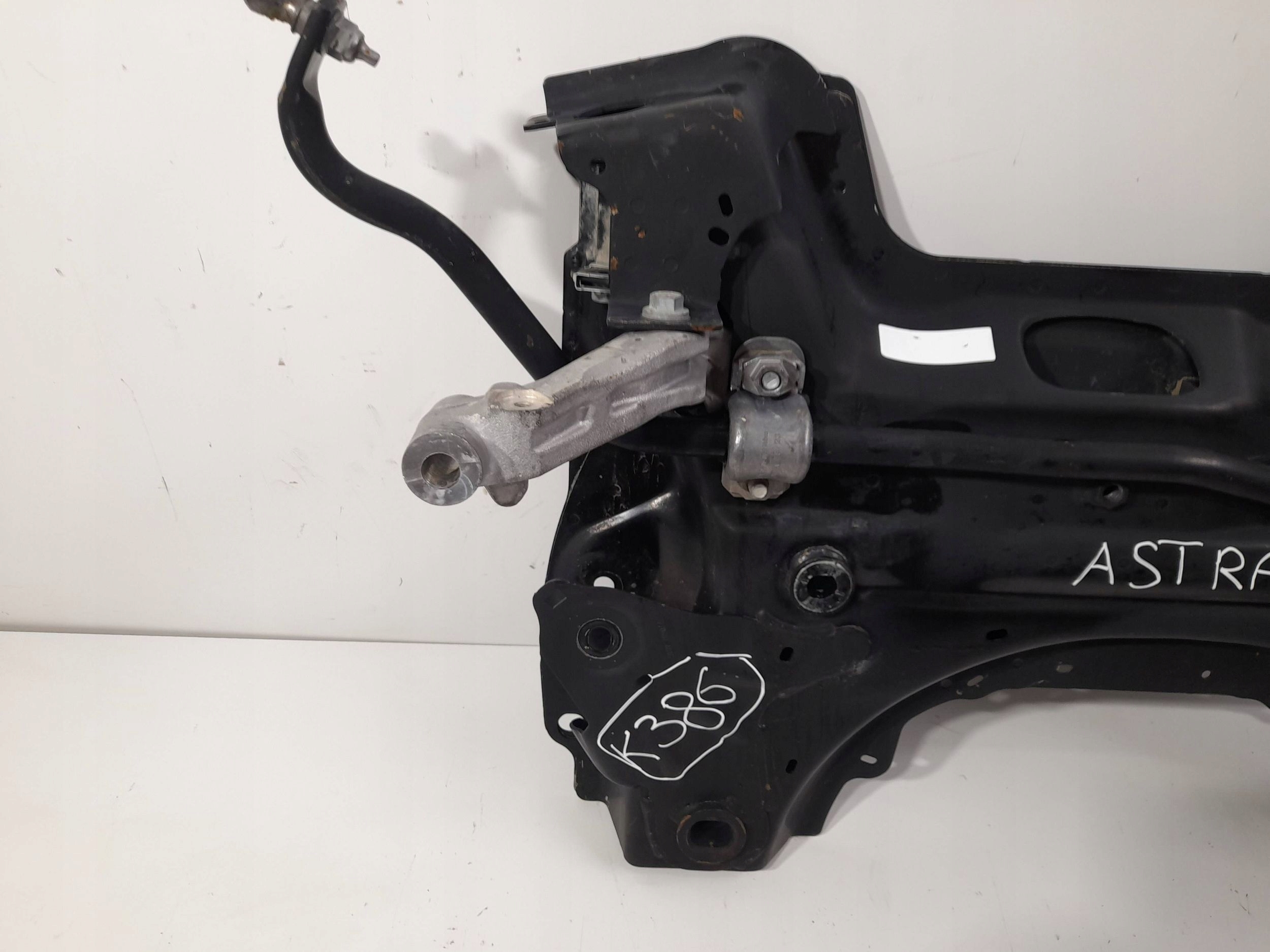 Opel Astra L nápravnice pérování předního 8891113 (K386)