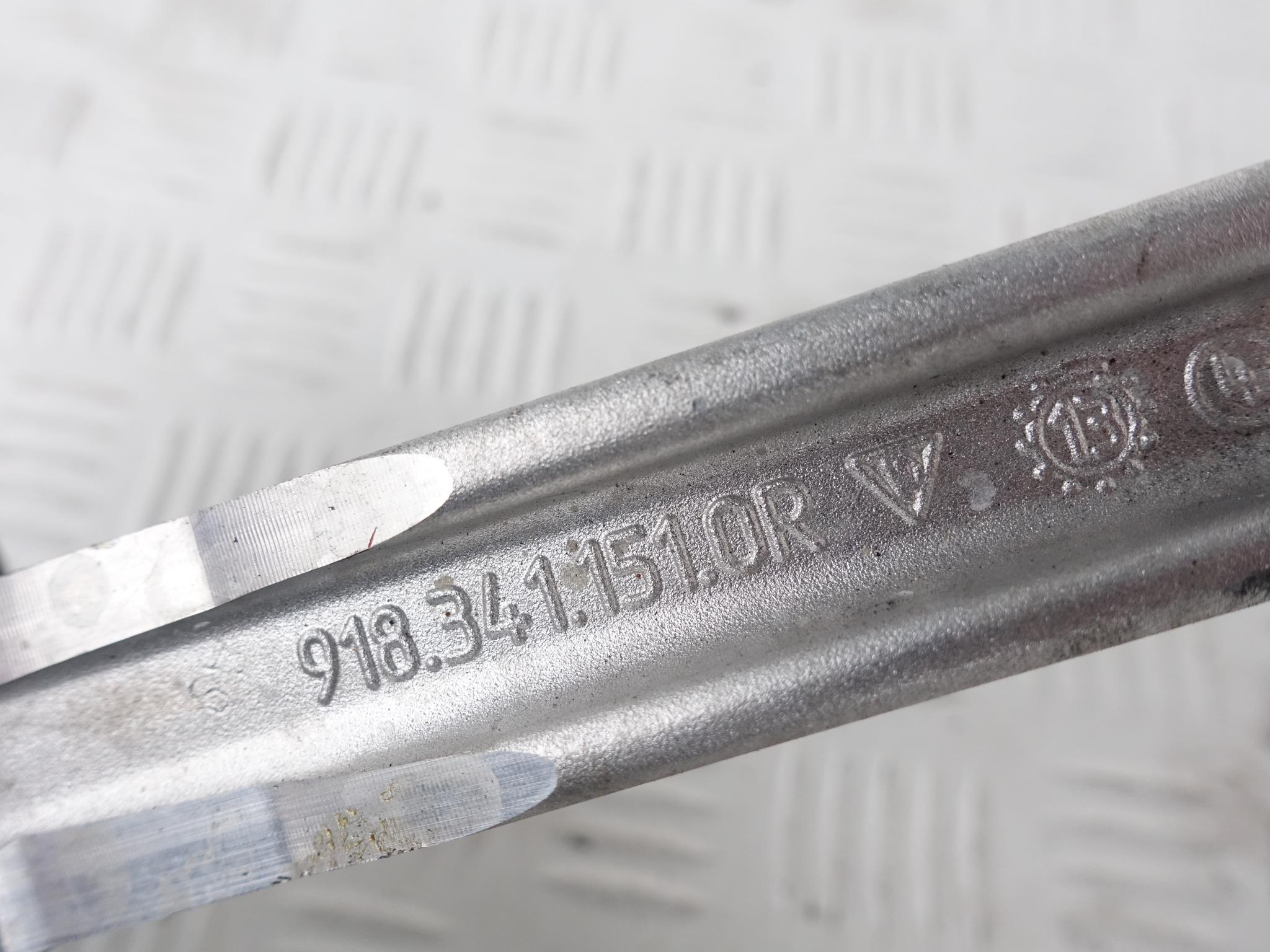 PORSCHE 918 SPYDER arm upper front L=P